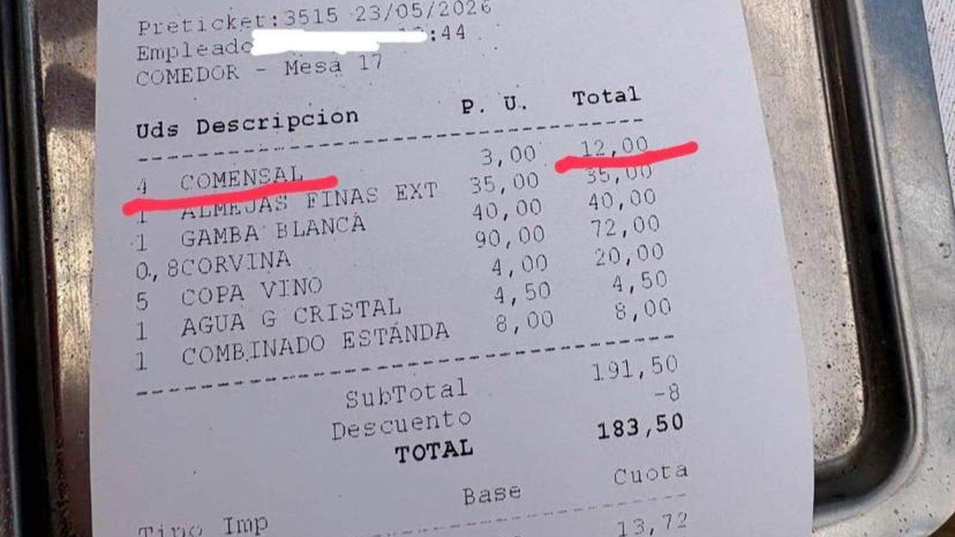 La cuenta de un cliente que se queja por cobrar el suplemento por comer con dos bebes