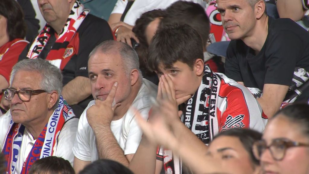 Ánimos, lágrimas y sueños frustrados: así se vivió en Vallecas la final de Conference League
