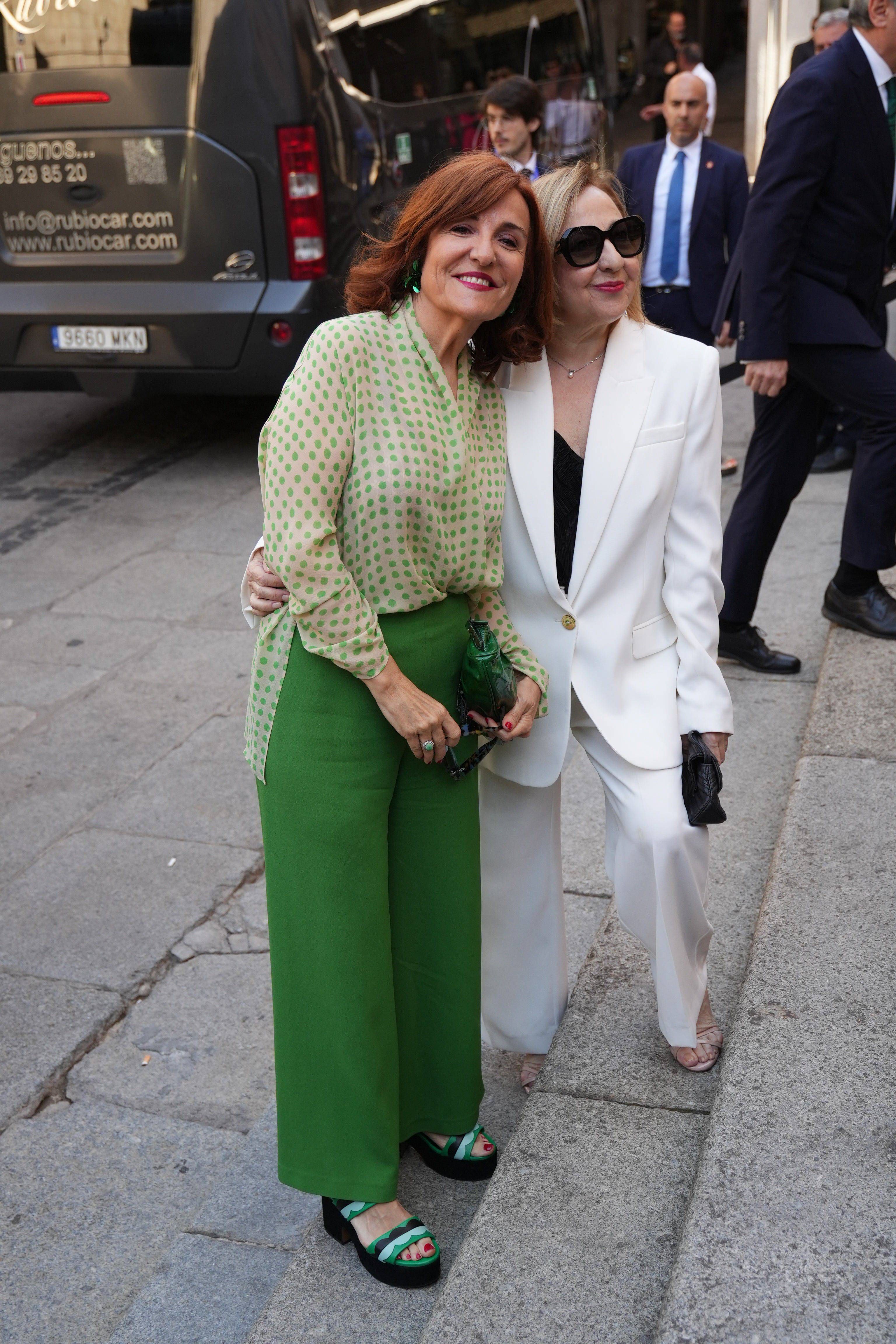 La escritora Elvira Lindo y Carmen Machi