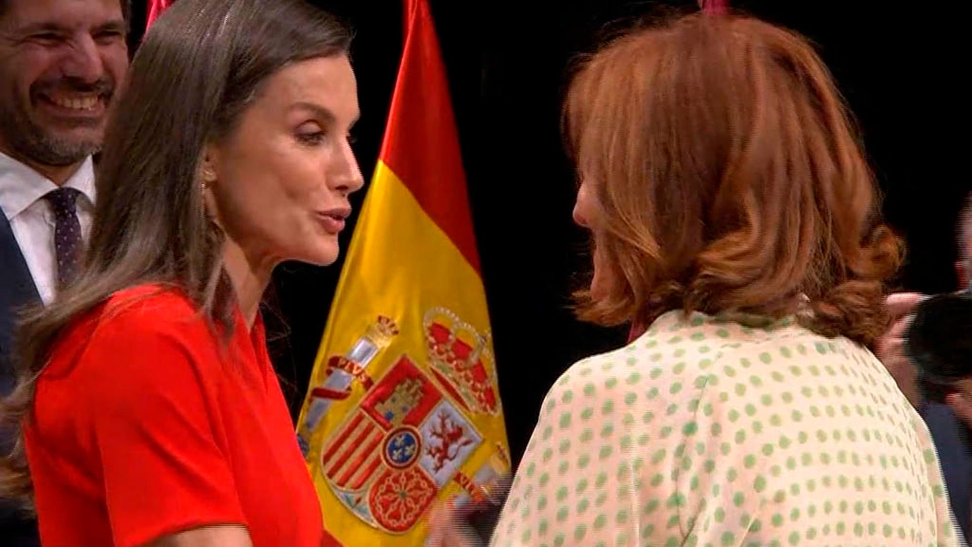 La reina Letizia y Elvira Lindo comparten un momento cómplice en la entrega de las Medallas de Oro al Mérito en las Bellas Artes