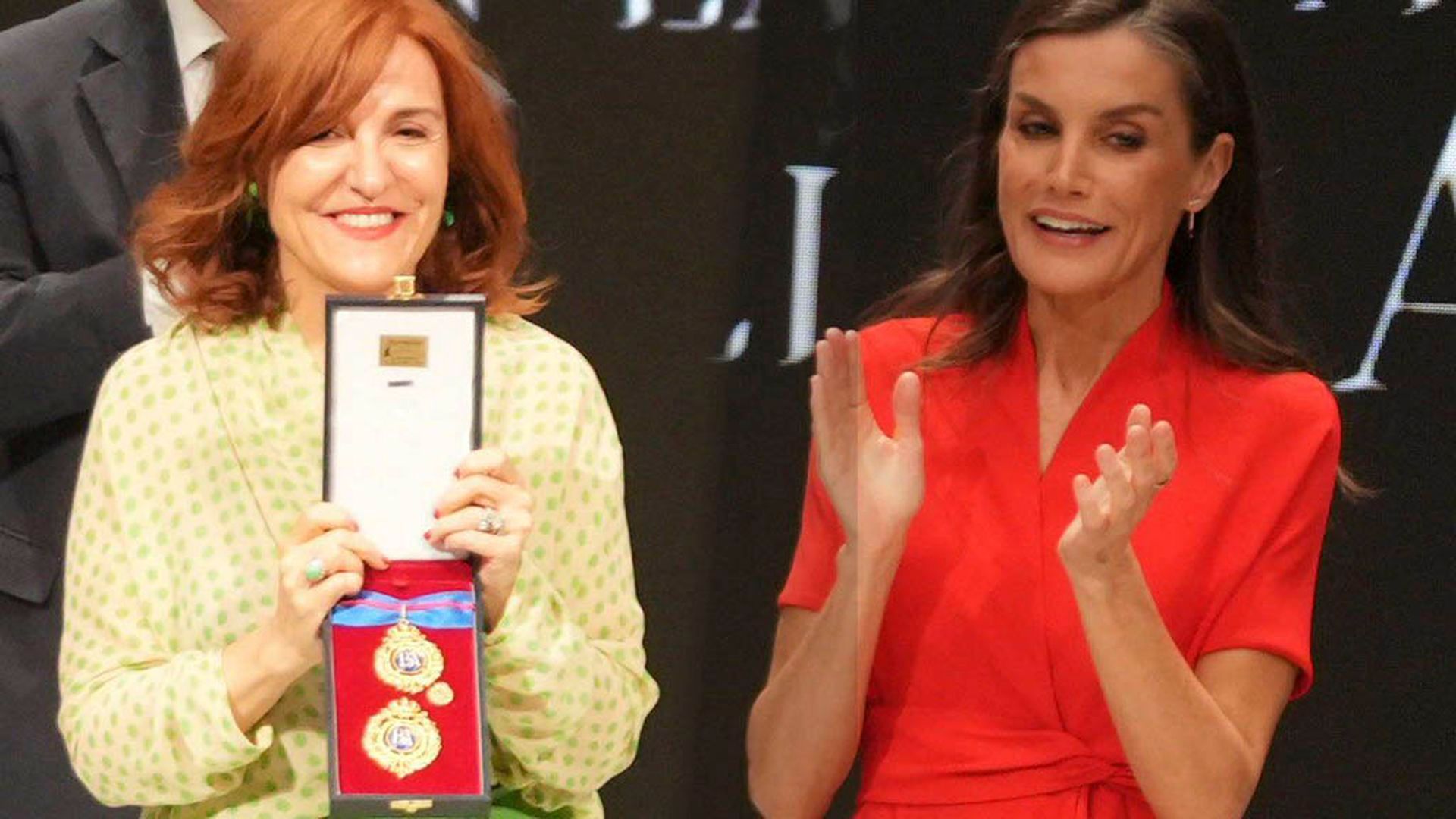 La reina Letizia y Elvira Lindo, durante la ceremonia en el Teatro Rojas