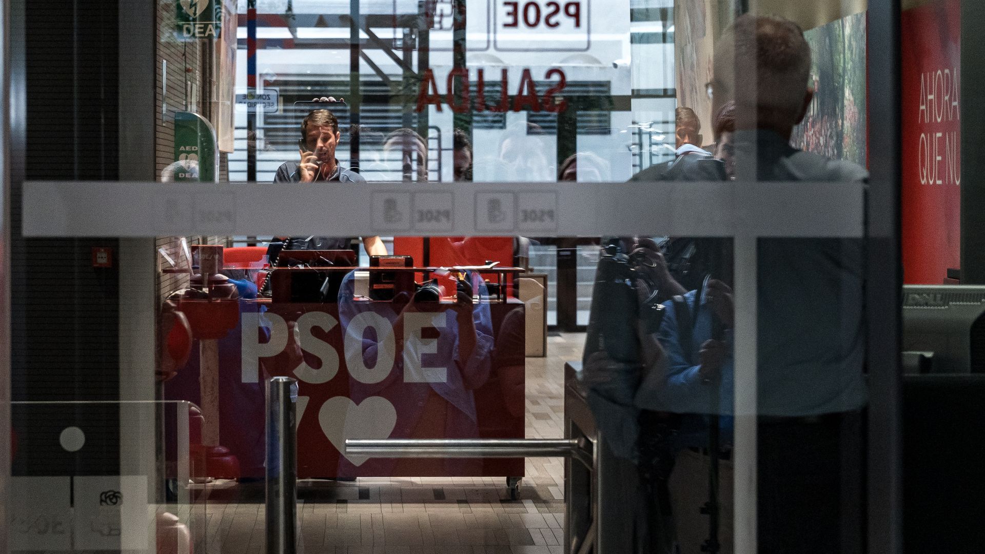 La UCO acude a la sede del PSOE en Ferraz a requerir información de presuntos pagos a Leire Díez y registra las viviendas de Cerdán, Gaspar Zarrías y Pérez Dolset La UCO acude a la sede del PSOE en Ferraz a requerir información de presuntos pagos a Leire Díez y registra las viviendas de Cerdán, Gaspar Zarrías y Pérez Dolset
