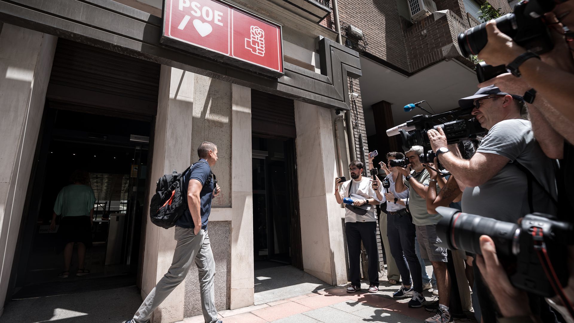 La UCO registra la sede del PSOE en Ferraz en una investigación por financiación ilegal: la última hora en la sede socialista