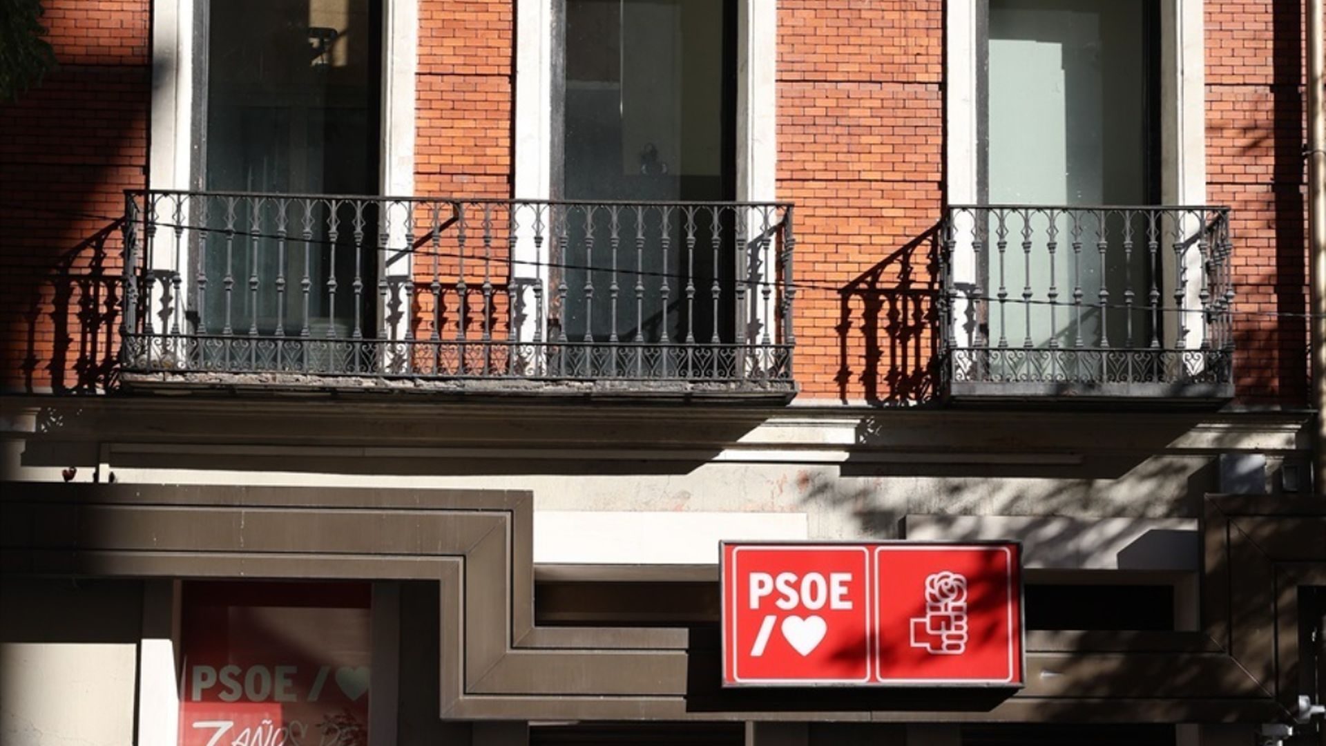 La UCO registra la sede del PSOE por presunta financiación ilegal