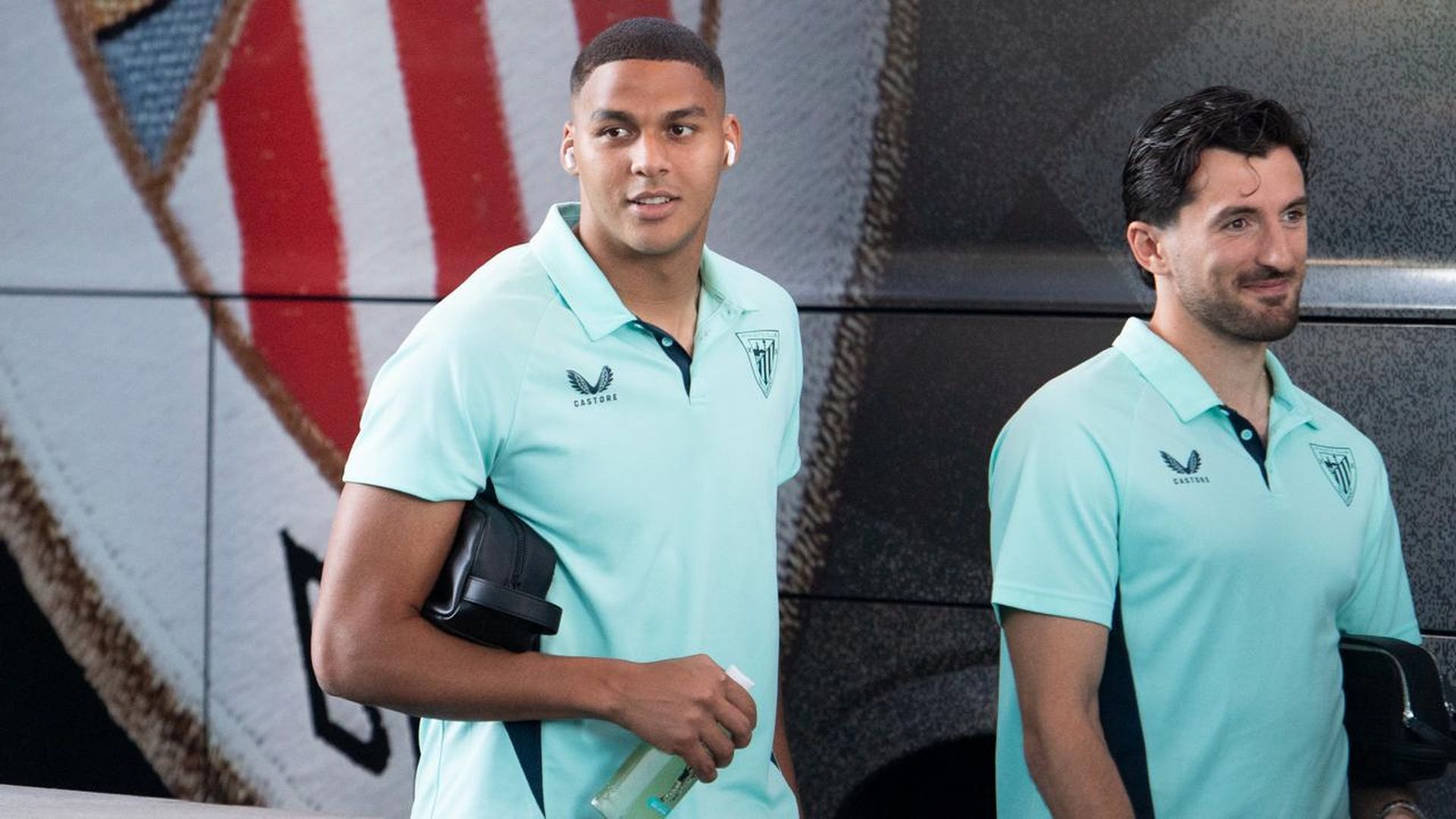 Maroan Sannadi y Dani Vivian se bajan del autobús del equipo
