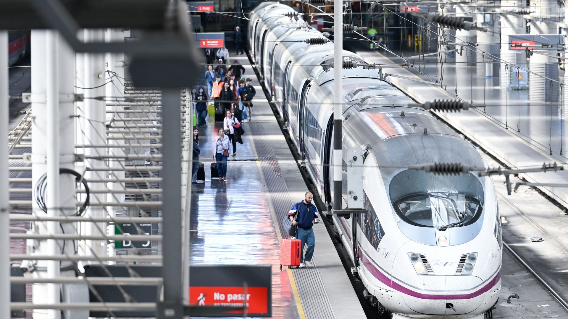 Renfe lanza una campaña para viajar en verano, con precios desde siete euros en Avlo y desde 15 euros en AVE Renfe lanza una campaña para viajar en verano, con precios desde siete euros en Avlo y desde 15 euros en AVE