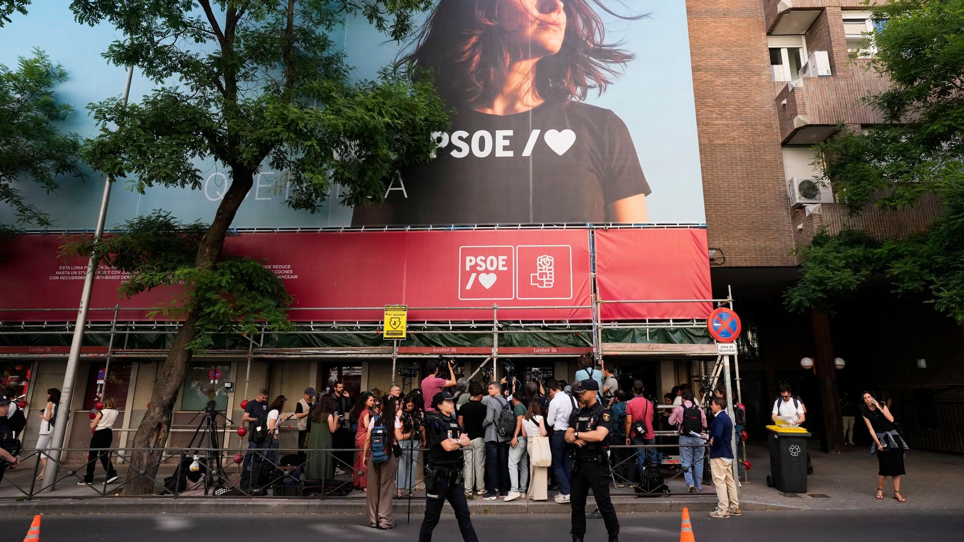 La UCO sale de la sede de Ferraz tras 12 horas de registro: tenían autorización para estar 24 horas