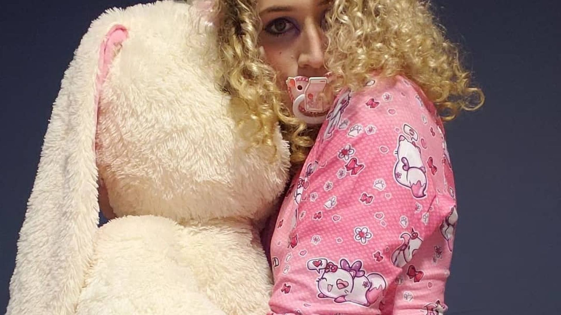 Una chica vestida de bebé Una chica vestida de bebé