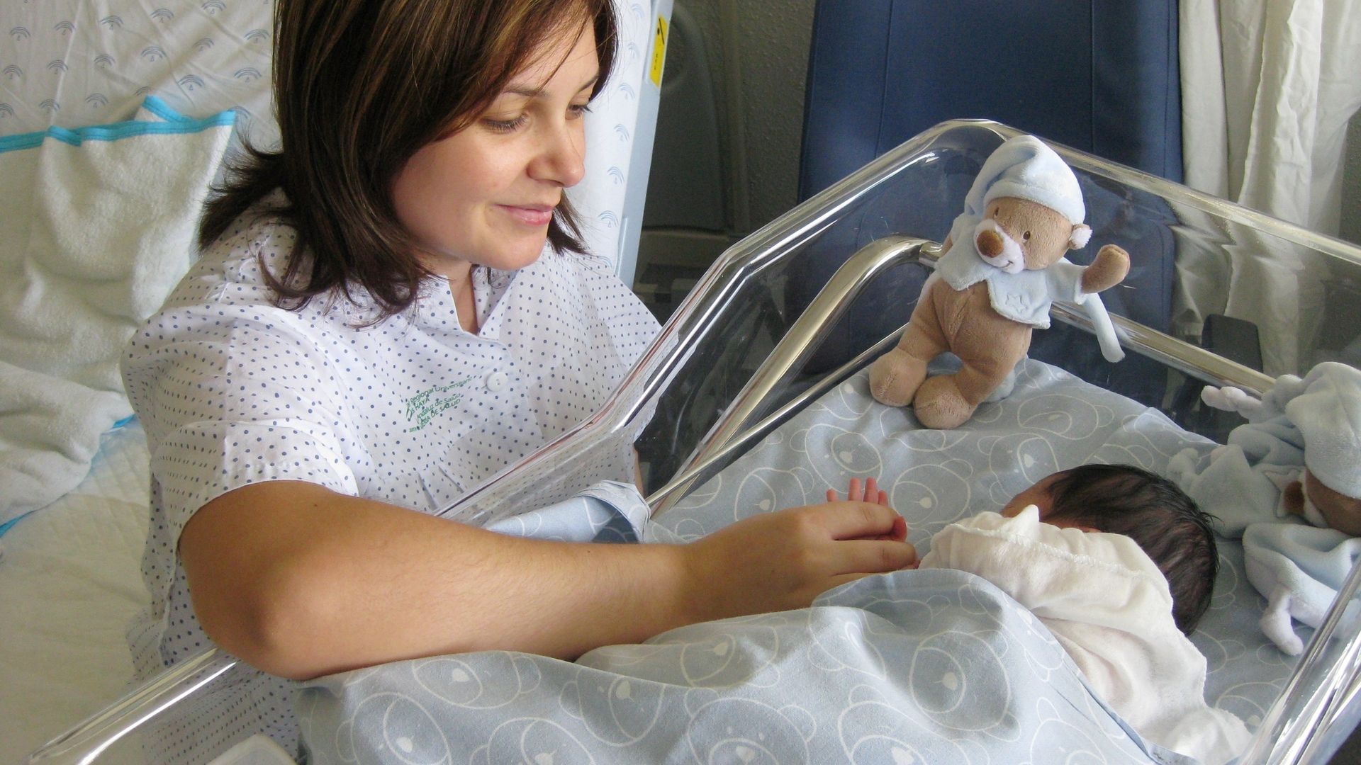 Una madre cuidando a su bebé Una madre cuidando a su bebé