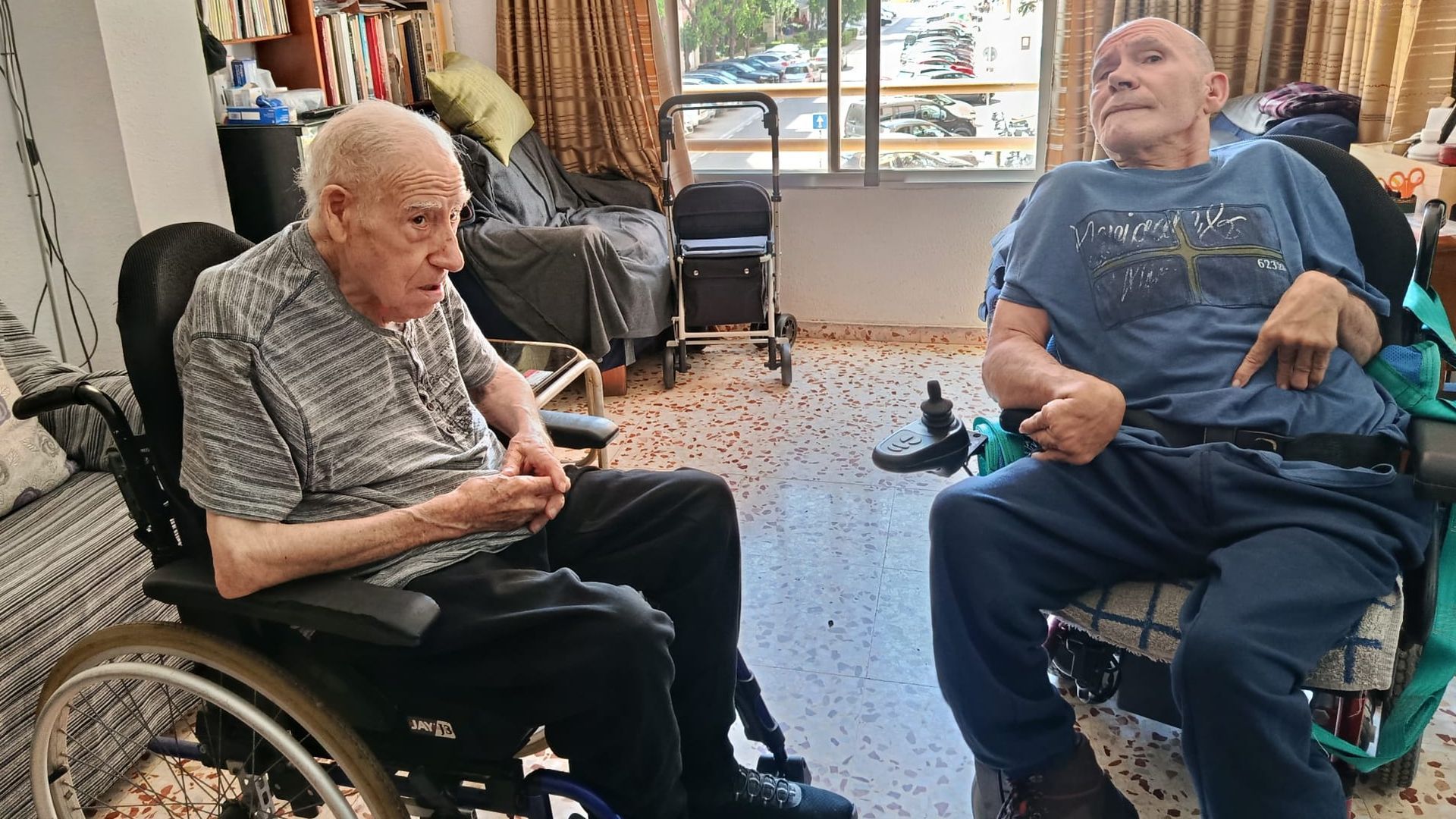 Vecinos encerrados en su casa sin ascensor en Valencia