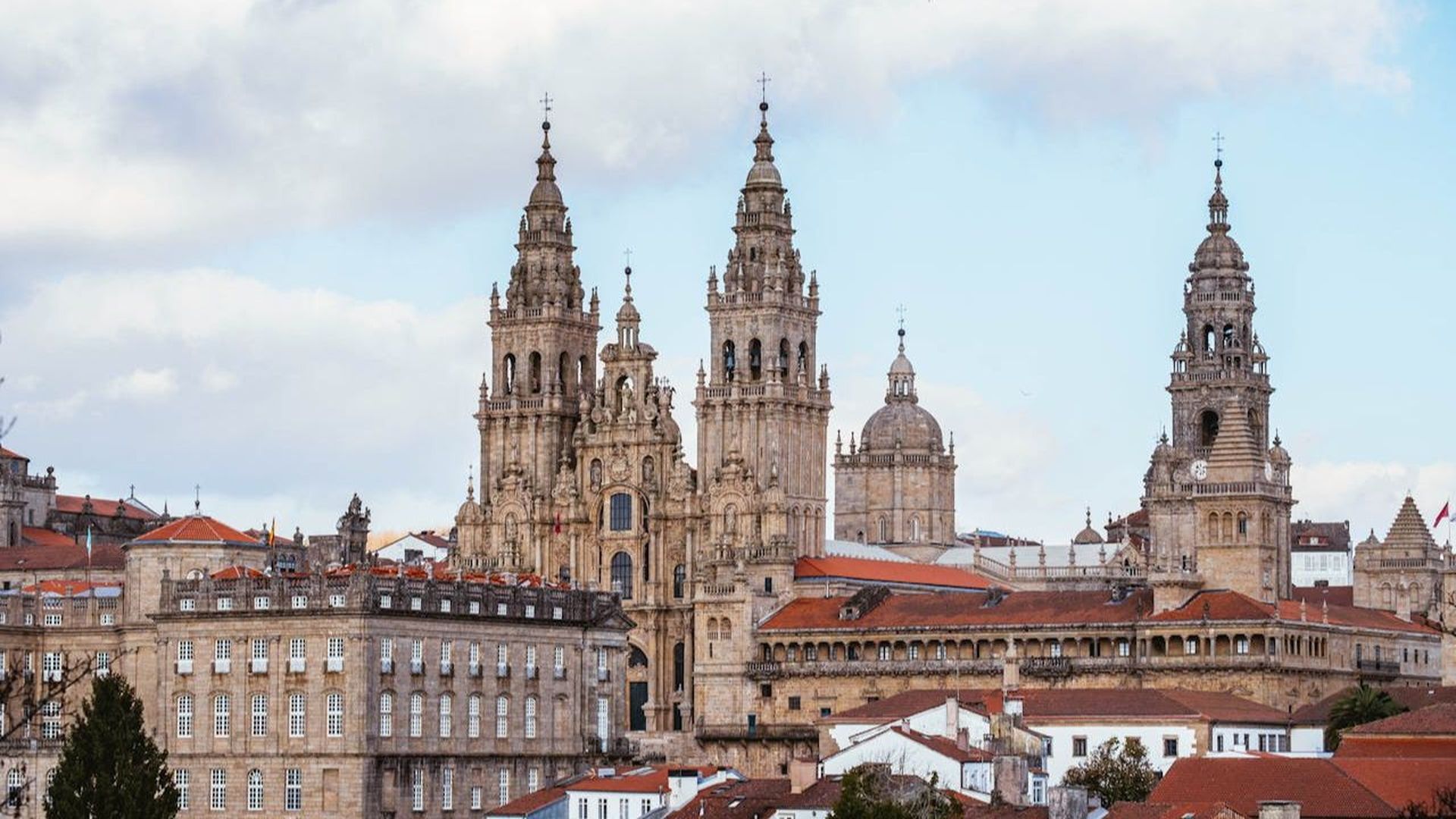 Vista de la Catedral de Santiago, el impresionante final del Camino de Santiago Vista de la Catedral de Santiago, el impresionante final del Camino de Santiago