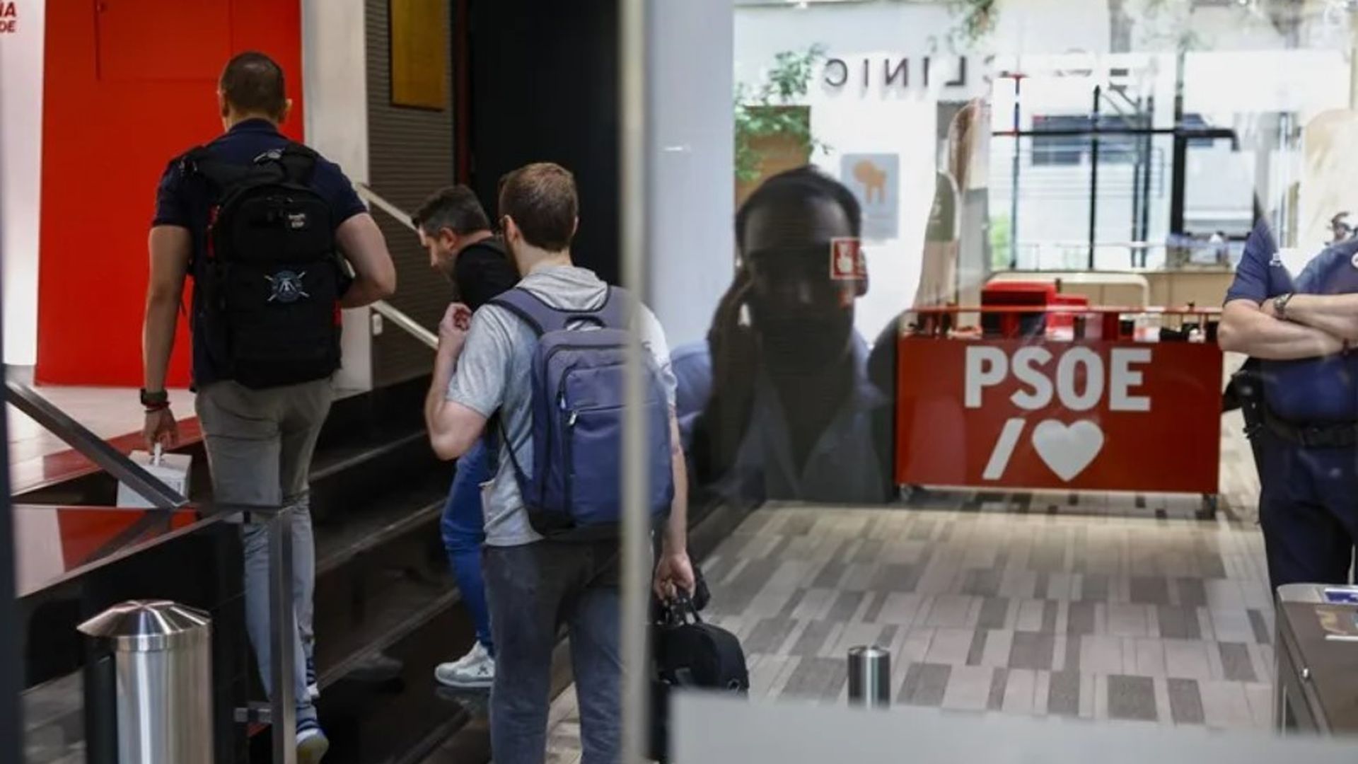 La larga jornada de la UCO en la sede del PSOE que mantuvo en tensión al Gobierno durante 12 horas