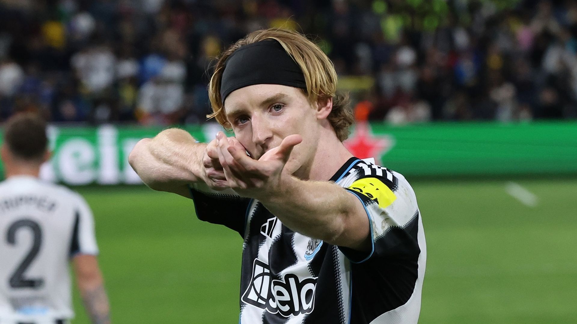 Anthony Gordon celebrando un gol con el Newcastle esta temporada