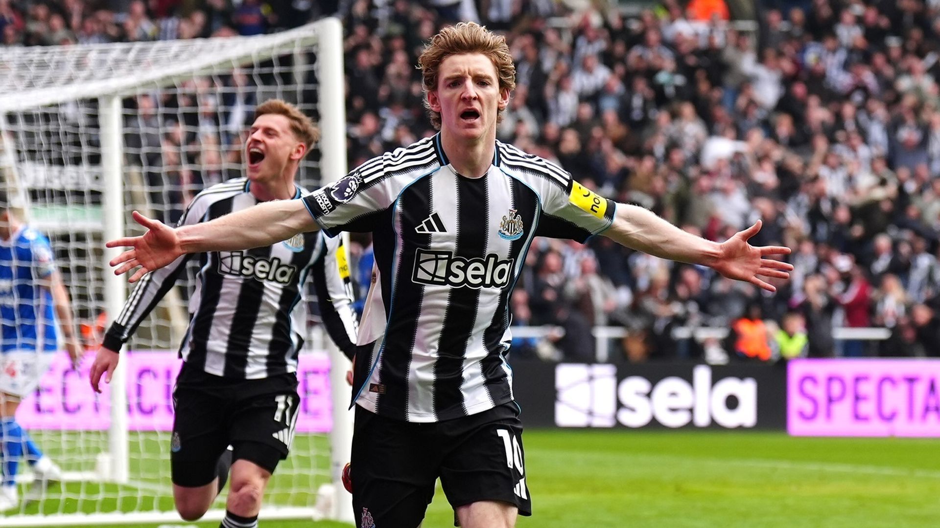 Anthony Gordon celebrando un gol del Newcastle esta temporada
