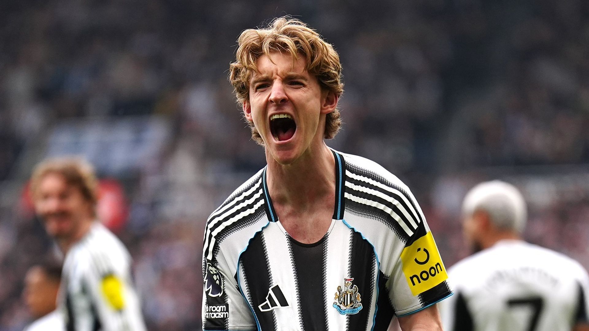 Anthony Gordon celebrando un gol del Newcastle esta temporada