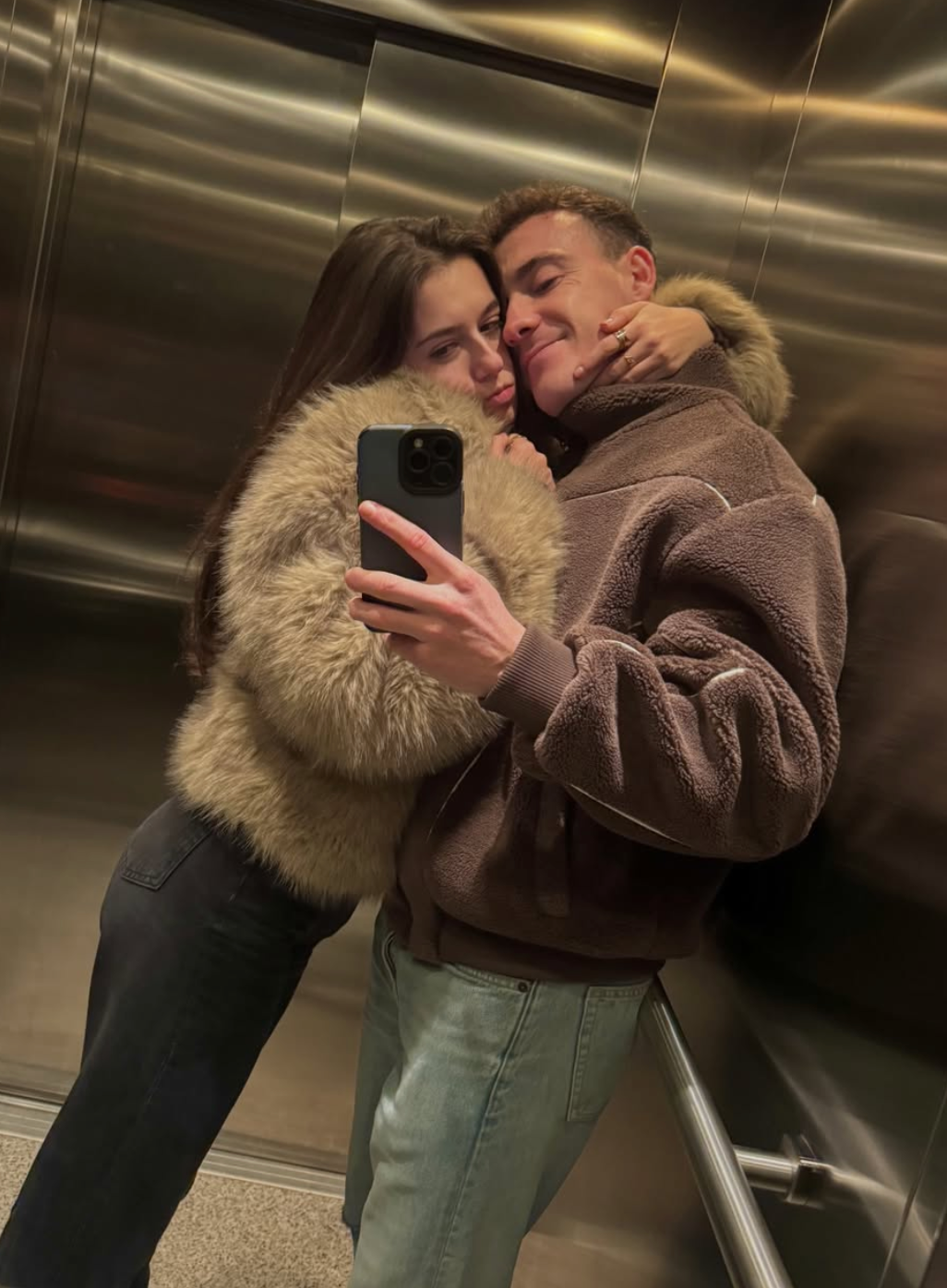 Aratz y June posan románticos en el ascensor