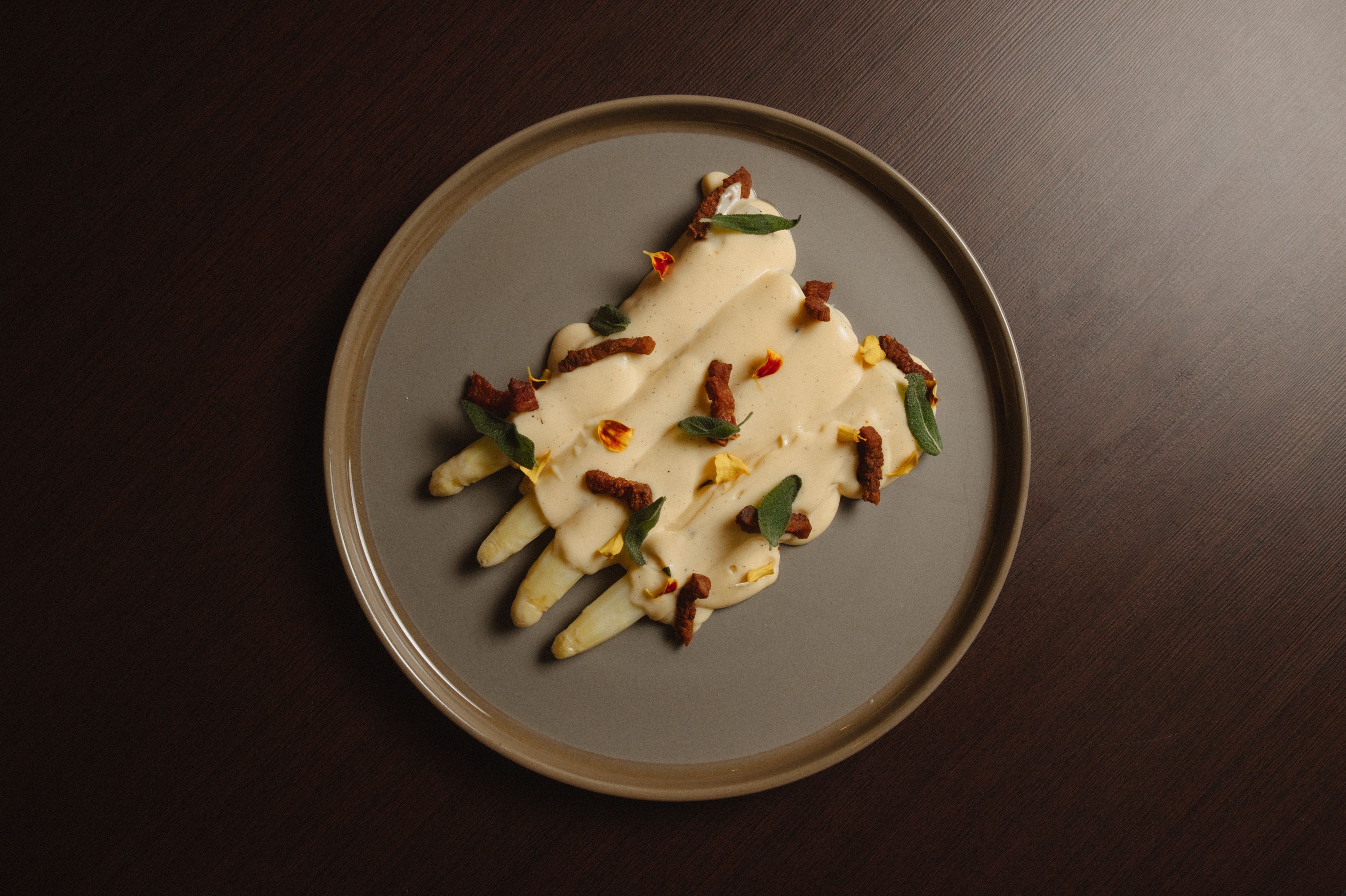 Espárrago blanco, bearnesa y guanciale