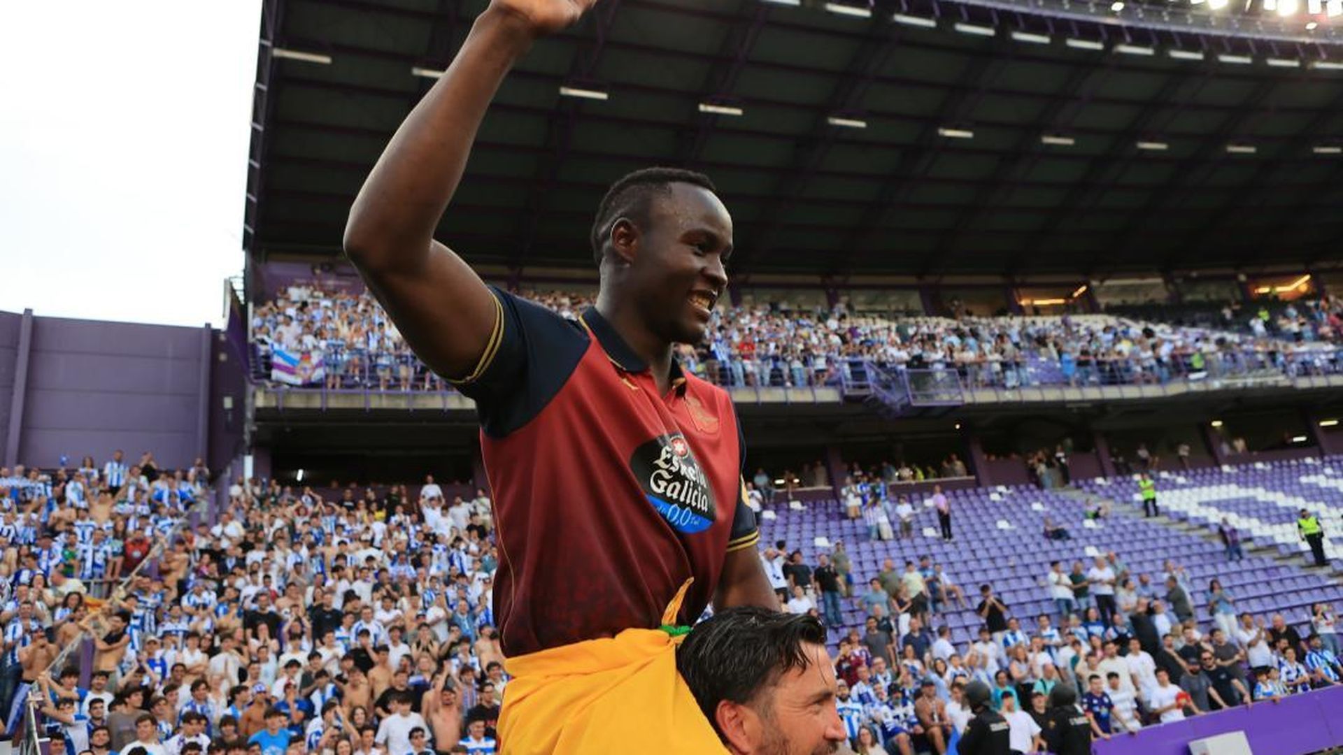 Bil Nsongo celebra el ascenso del Dépor Bil Nsongo celebra el ascenso del Dépor