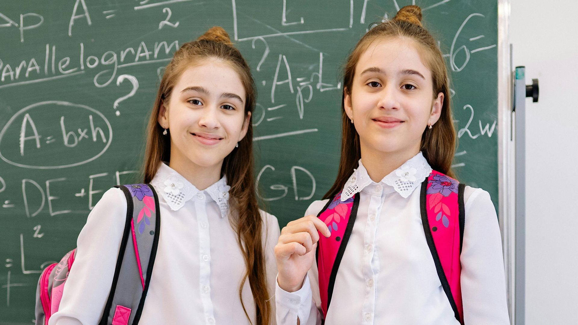 Dos gemelas en el colegio Dos gemelas en el colegio