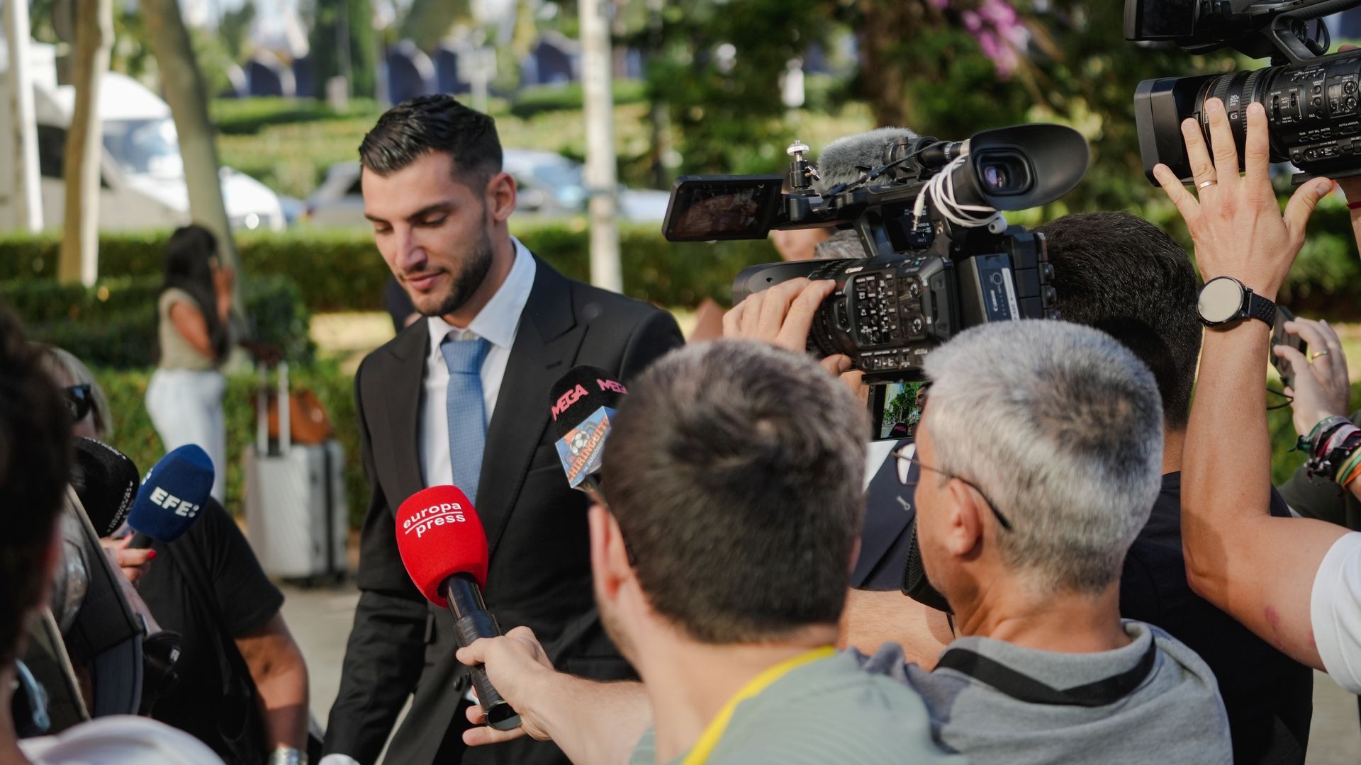 El futbolista Rafa Mir comparece ante la Audiencia de Valencia para ser juzgado por presunta agresión sexual