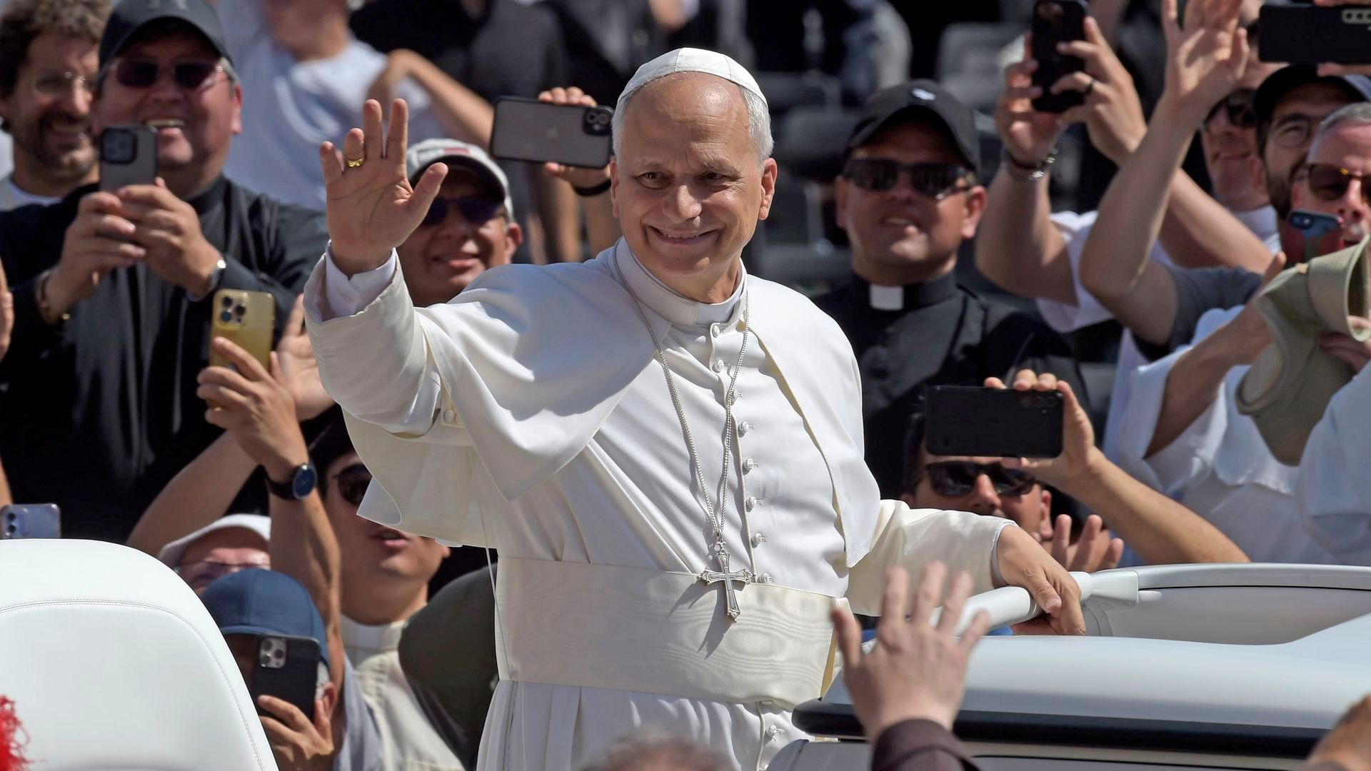 El papa en el papamovil en una imagen reciente saludando