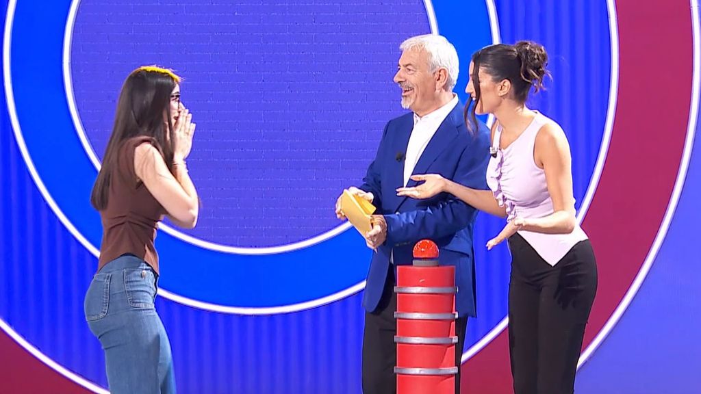 ¡Momentazo! Carmen se emociona al llevarse el 'Escaparate final' y Carlos Sobera manda un mensaje: ''Se puede ganar''