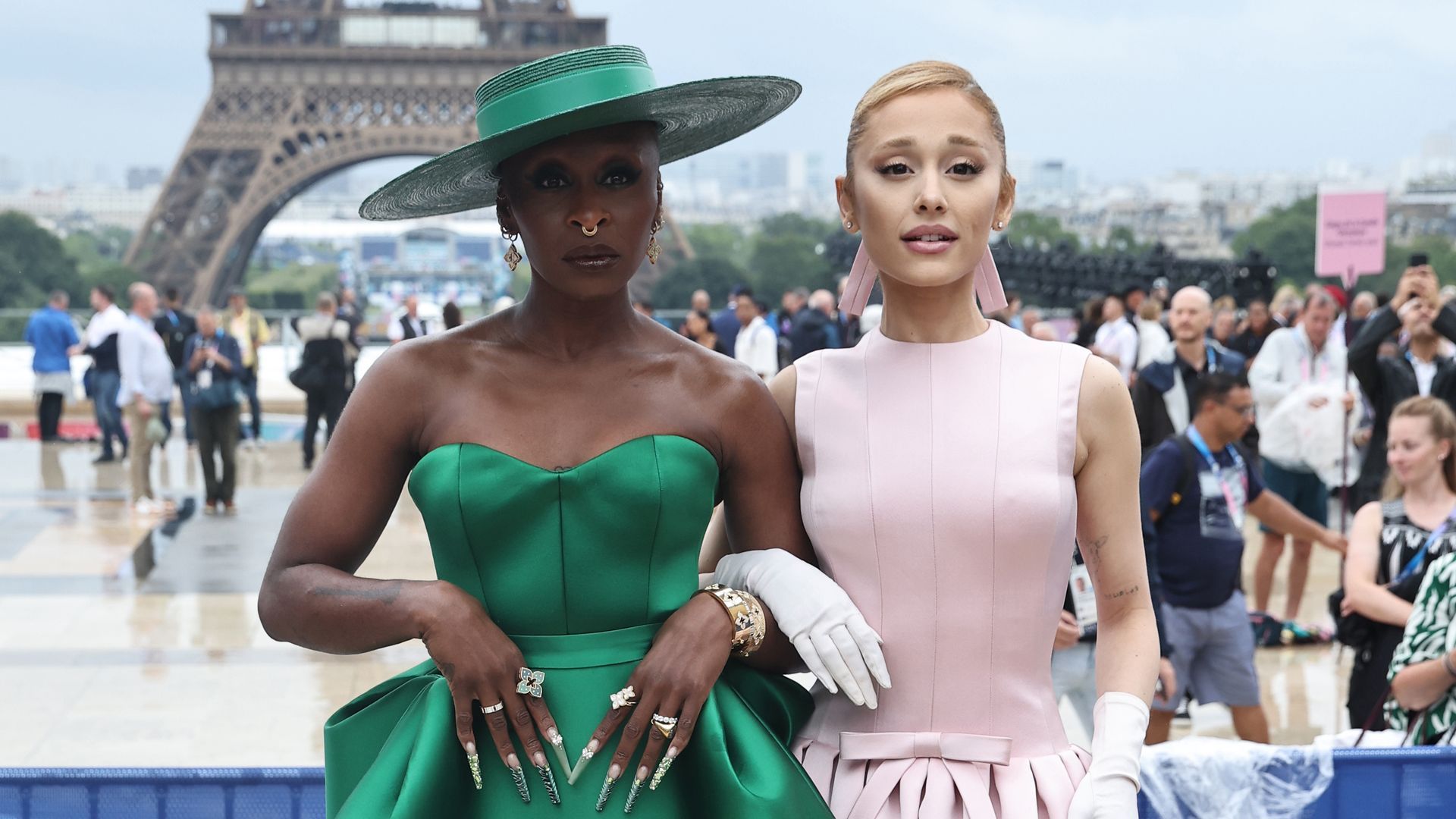 EuropaPress_6109886_26_july_2024_france_paris_entertainers_ariana_grande_and_cynthia_erivo EuropaPress_6109886_26_july_2024_france_paris_entertainers_ariana_grande_and_cynthia_erivo
