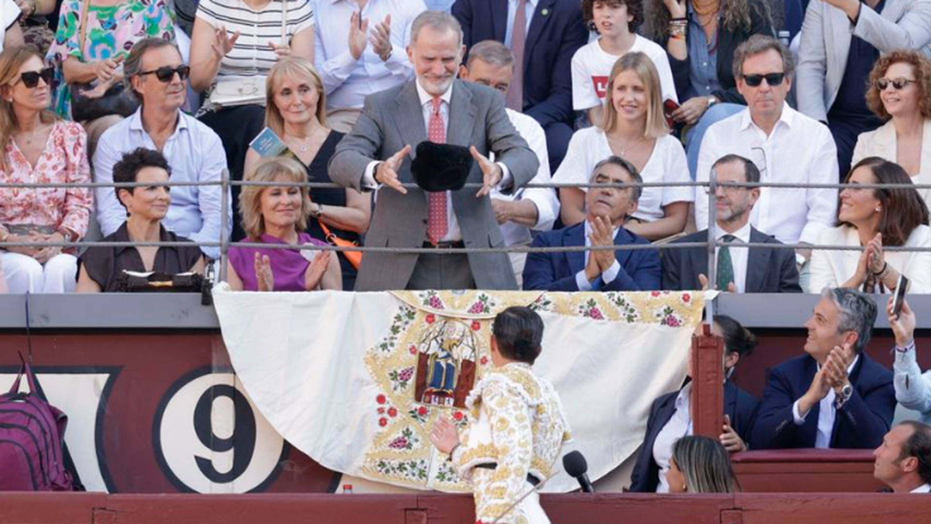 Felipe VI acude a la Corrida de la Prensa en la Plaza de Toros de Las Ventas: rompe el protocolo y se encuentra con la Infanta Elena