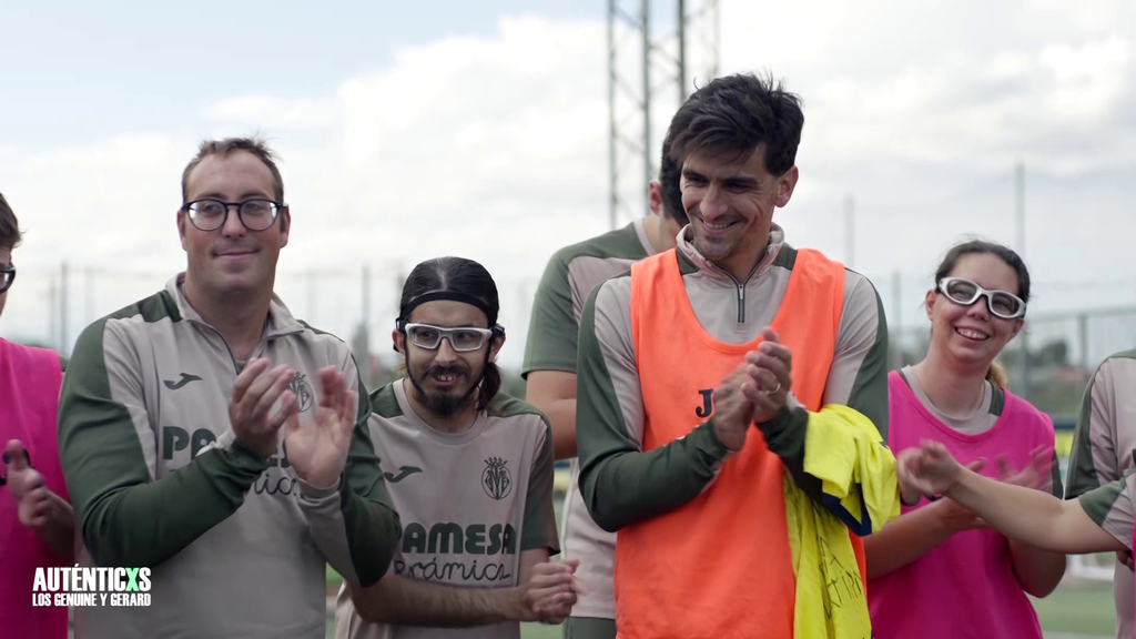 Gerard Moreno les enseña a los jugadores del Villarreal de LALIGA GENUINE Moeve uno de sus mejores trucos en el campo