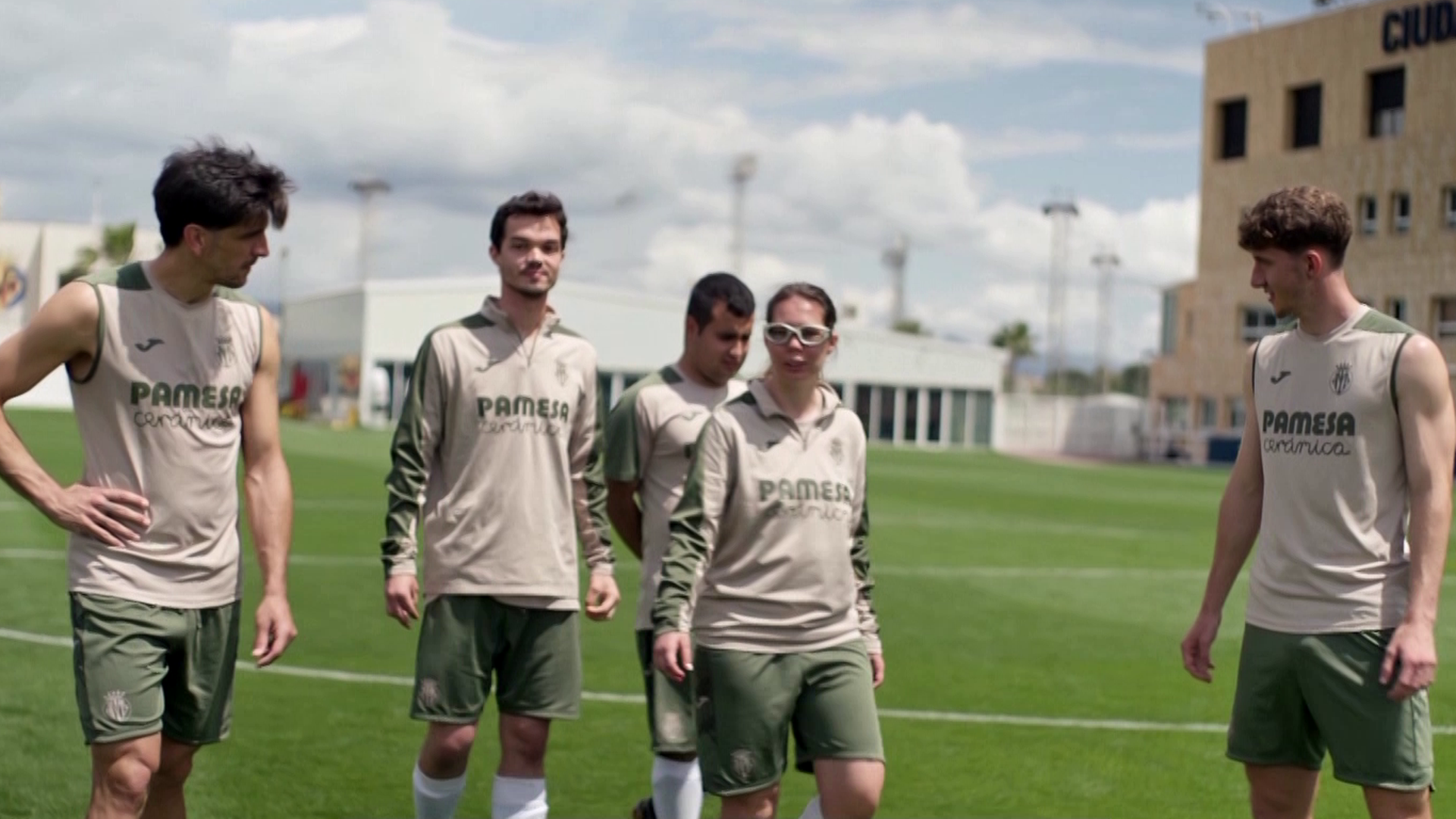 Gerard Moreno y Pau Navarro con los jugadores y jugadoras del Villarreal de LALIGA GENUINE Moeve