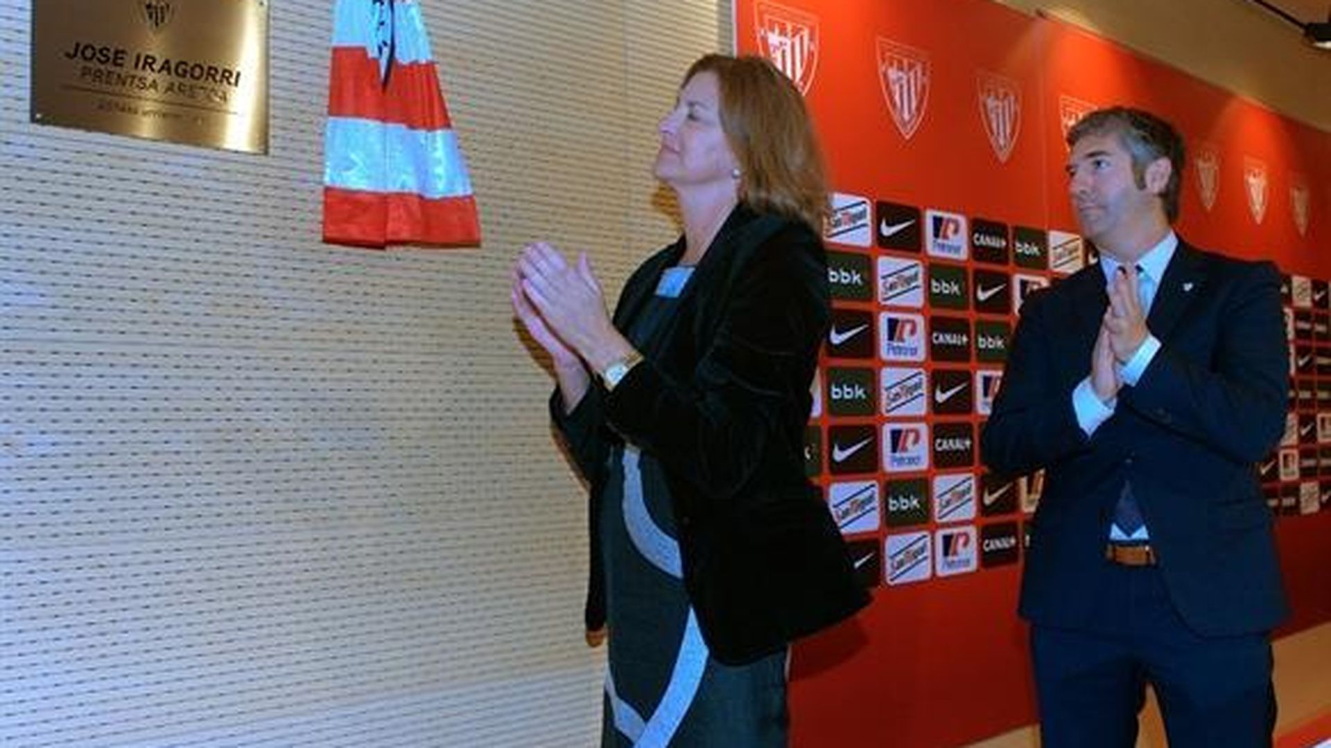La esposa de Jose Iragorri y Josu Urrutia inauguran una placa en San Mamés