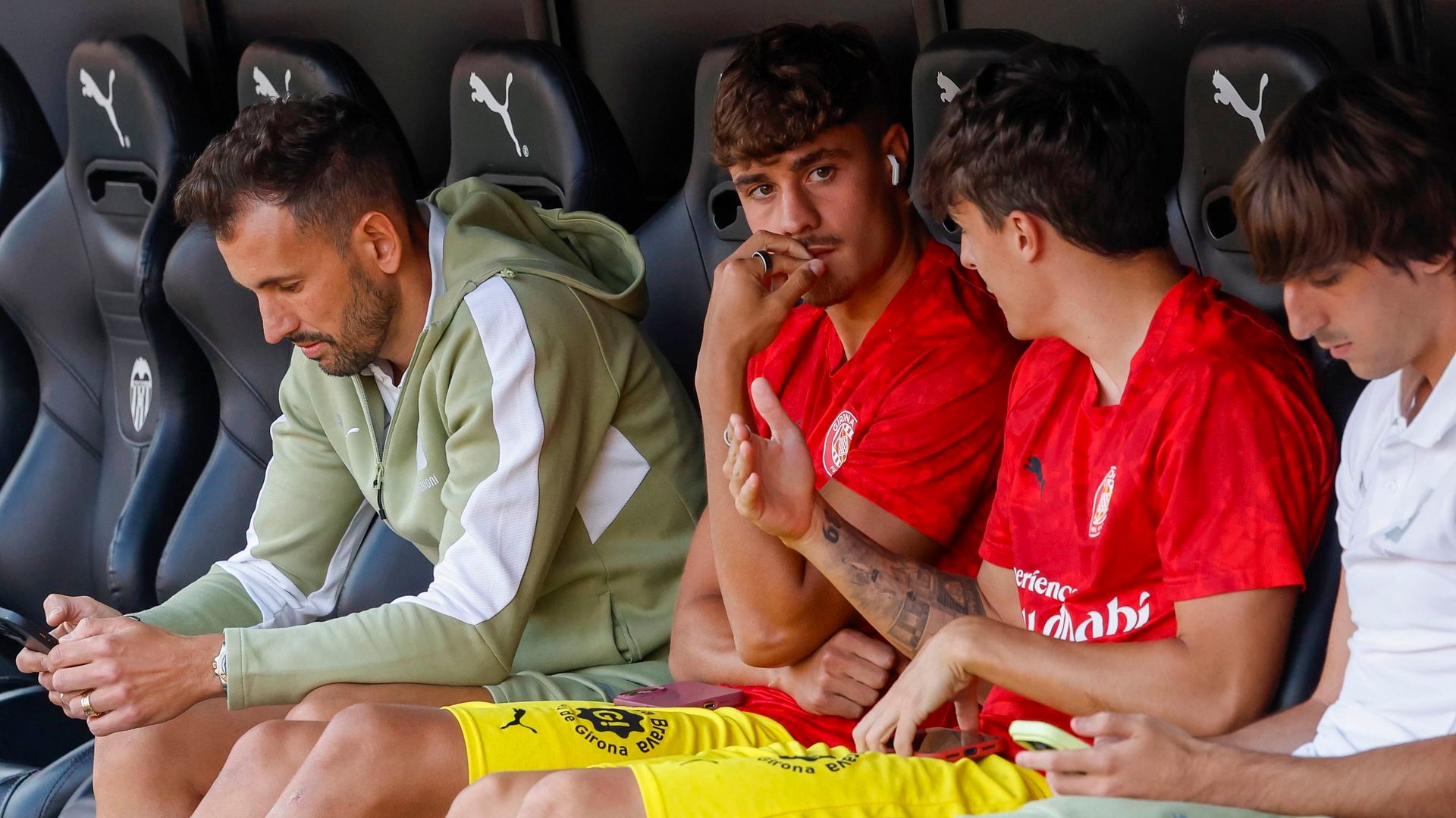 Hugo Rincón en el banquillo del Girona Hugo Rincón en el banquillo del Girona