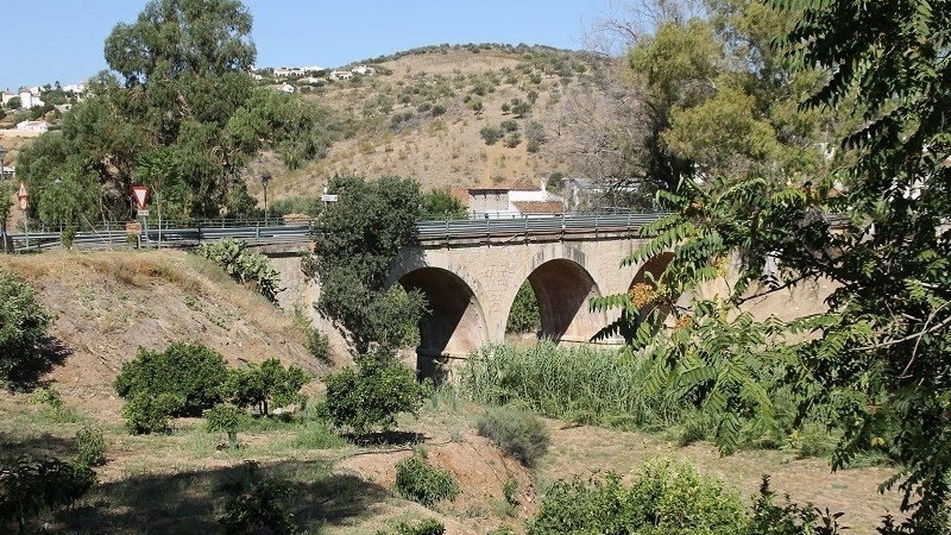 Imagen de archivo del puente Don Manuel en la localidad malagueña de Alcaucín Imagen de archivo del puente Don Manuel en la localidad malagueña de Alcaucín