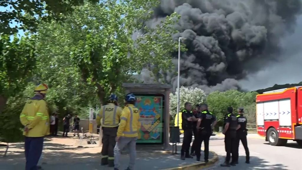 Confinadas más de 600 personas tras un incendio en una industria de Òrrius, en Barcelona