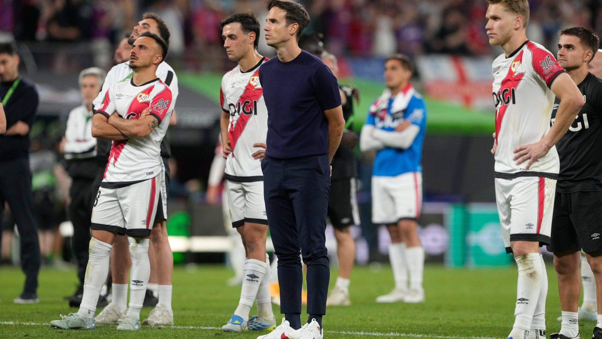 Iñigo Pérez y varios jugadores del Rayo Vallecano, tras perder la Conference League Iñigo Pérez y varios jugadores del Rayo Vallecano, tras perder la Conference League
