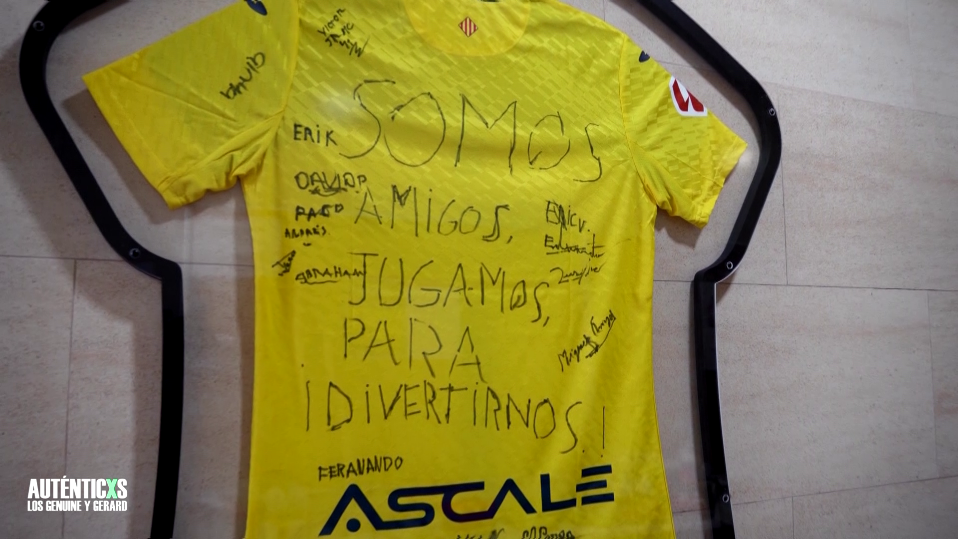 La camiseta del Villarreal firmada por los jugadores de LALIGA GENUINE Moeve