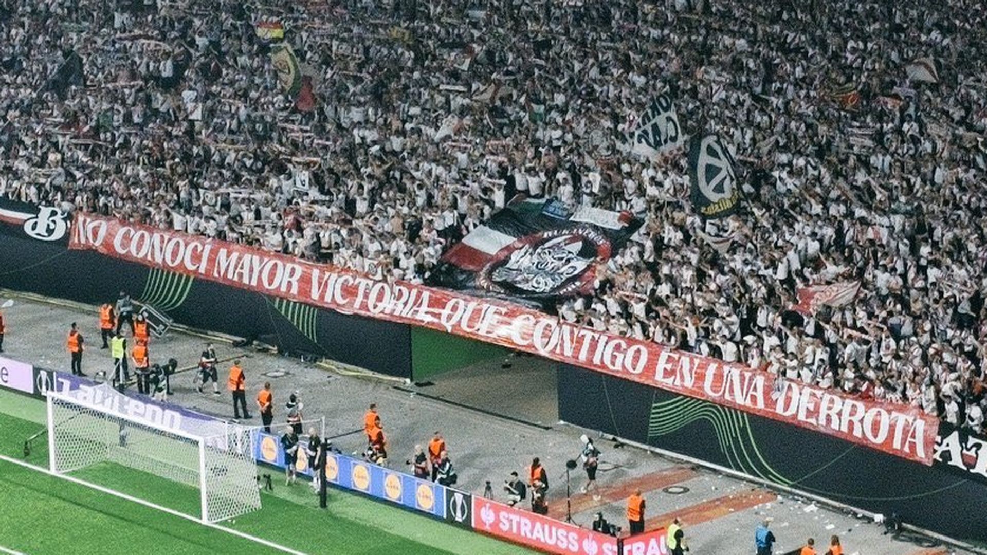 La pancarta que sacaron los aficionados del Rayo Vallecano después de la derrota frente al Crystal Palace