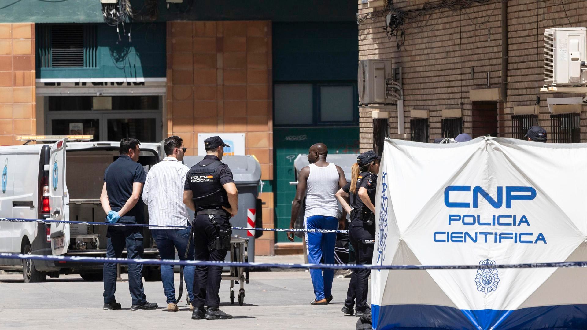 La primera persona que intentó desesperadamente salvar al bebé que se precipitó desde un sexto en Zaragoza: "Aún respiraba, pero se me fue en las manos"