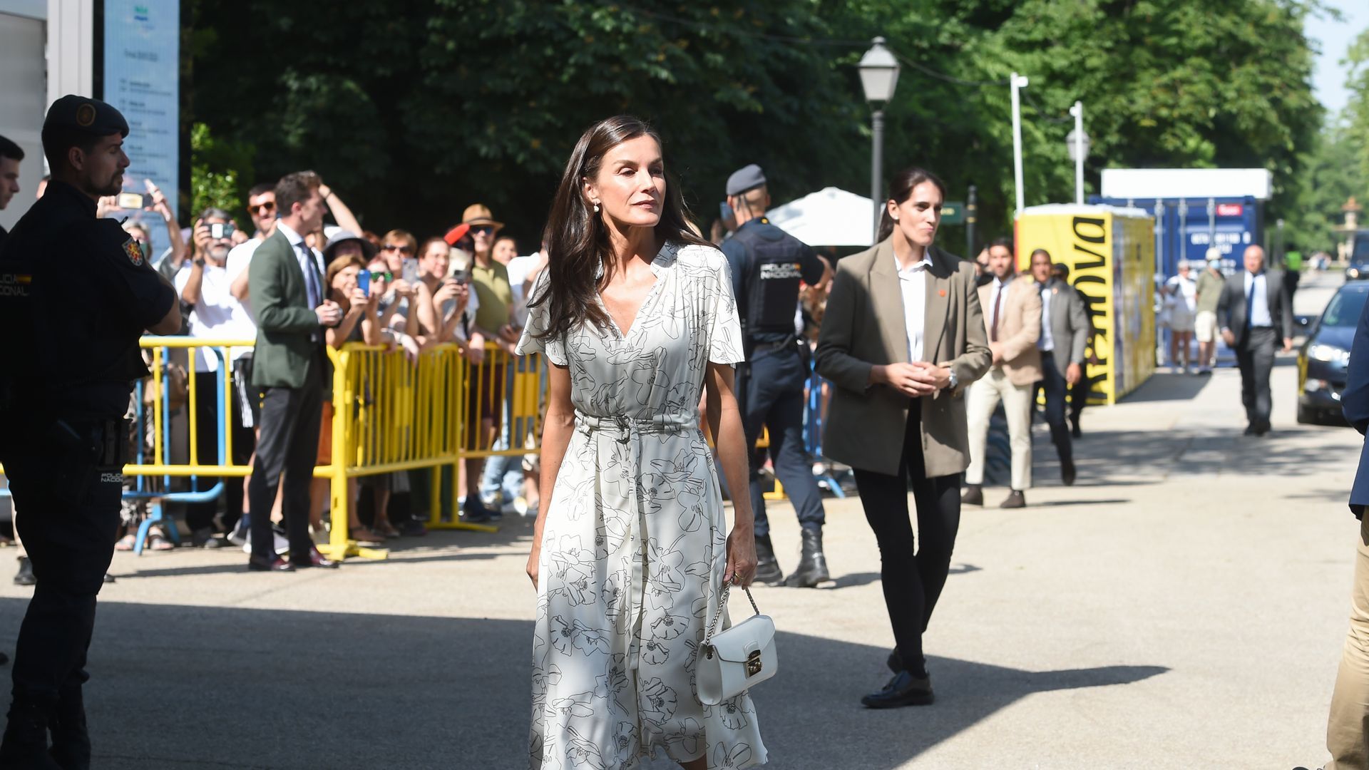 La Reina Letizia durante la inauguración de la 84ª Feria del Libro de Madrid en el Parque del Retiro