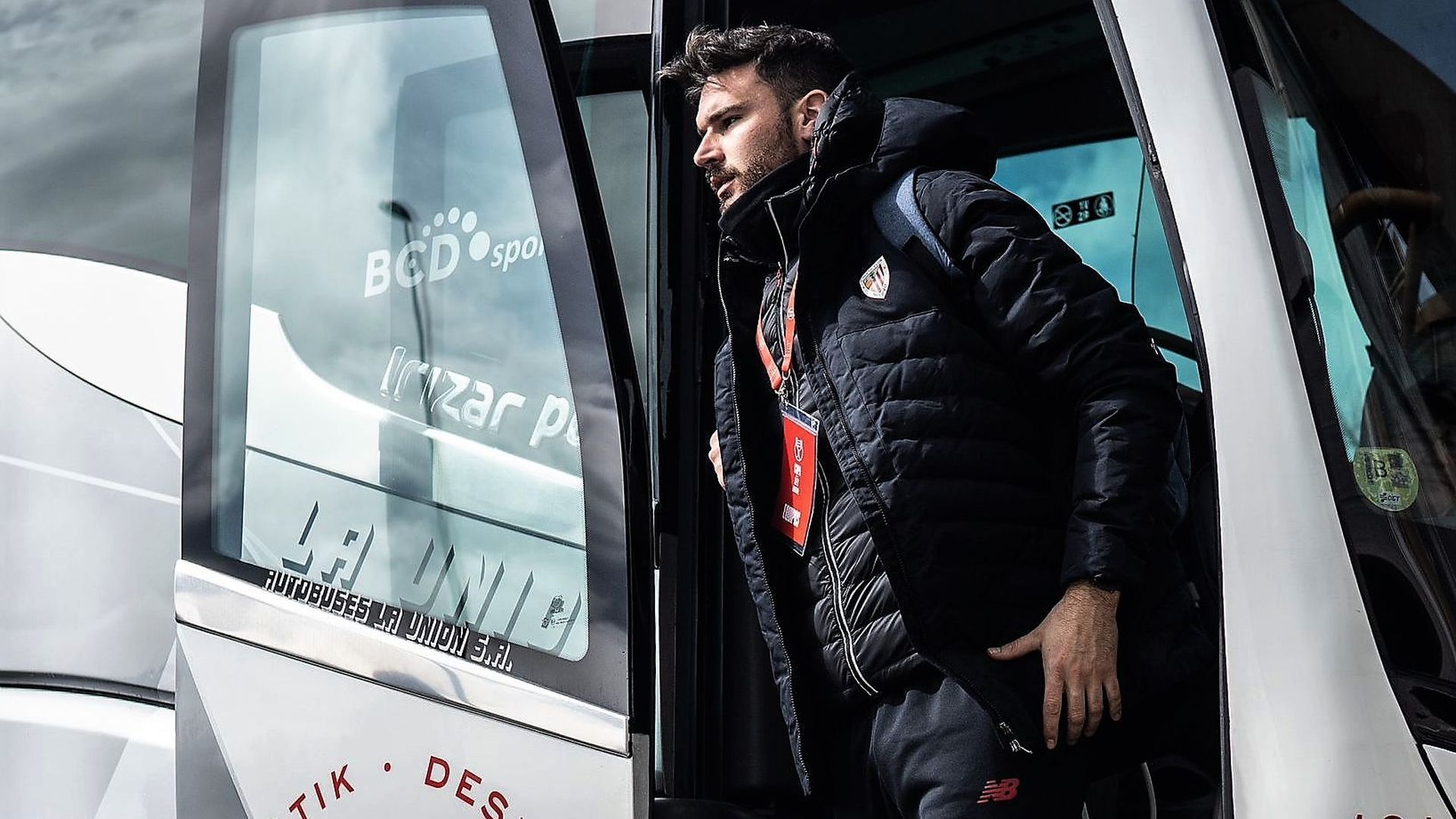 Bittor Llopis baja del autobús del equipo