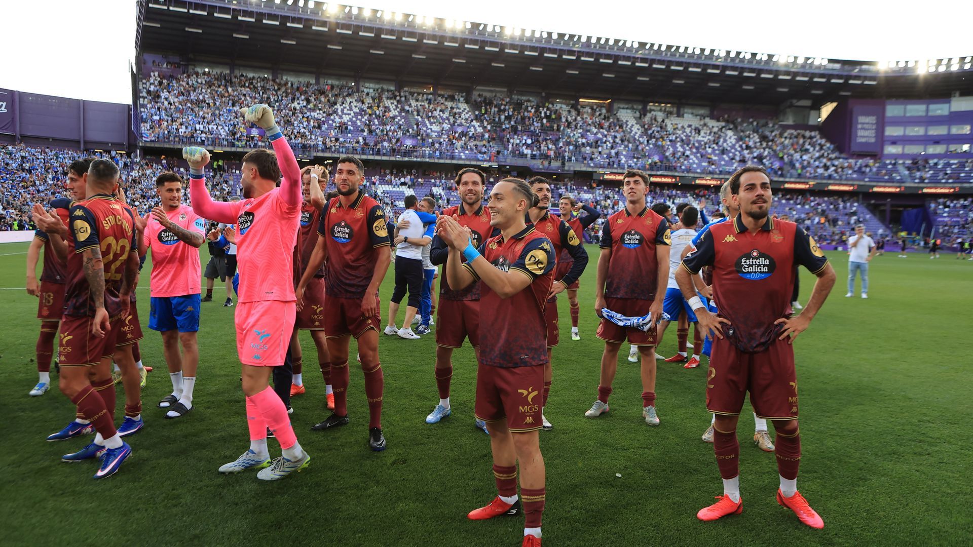 Los jugadores del Dépor celebran el ascenso en Valladolid. Los jugadores del Dépor celebran el ascenso en Valladolid.