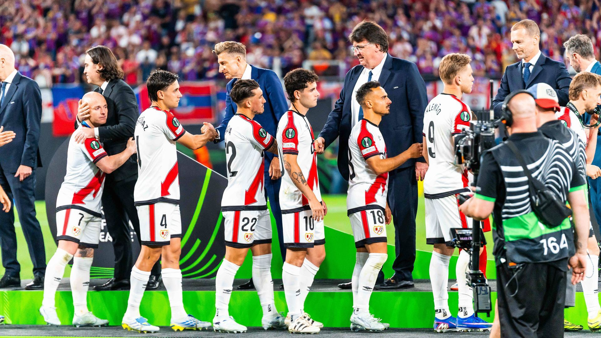 Los jugadores del Rayo Vallecano recibiendo las medallas de subcampeones de la Conference League