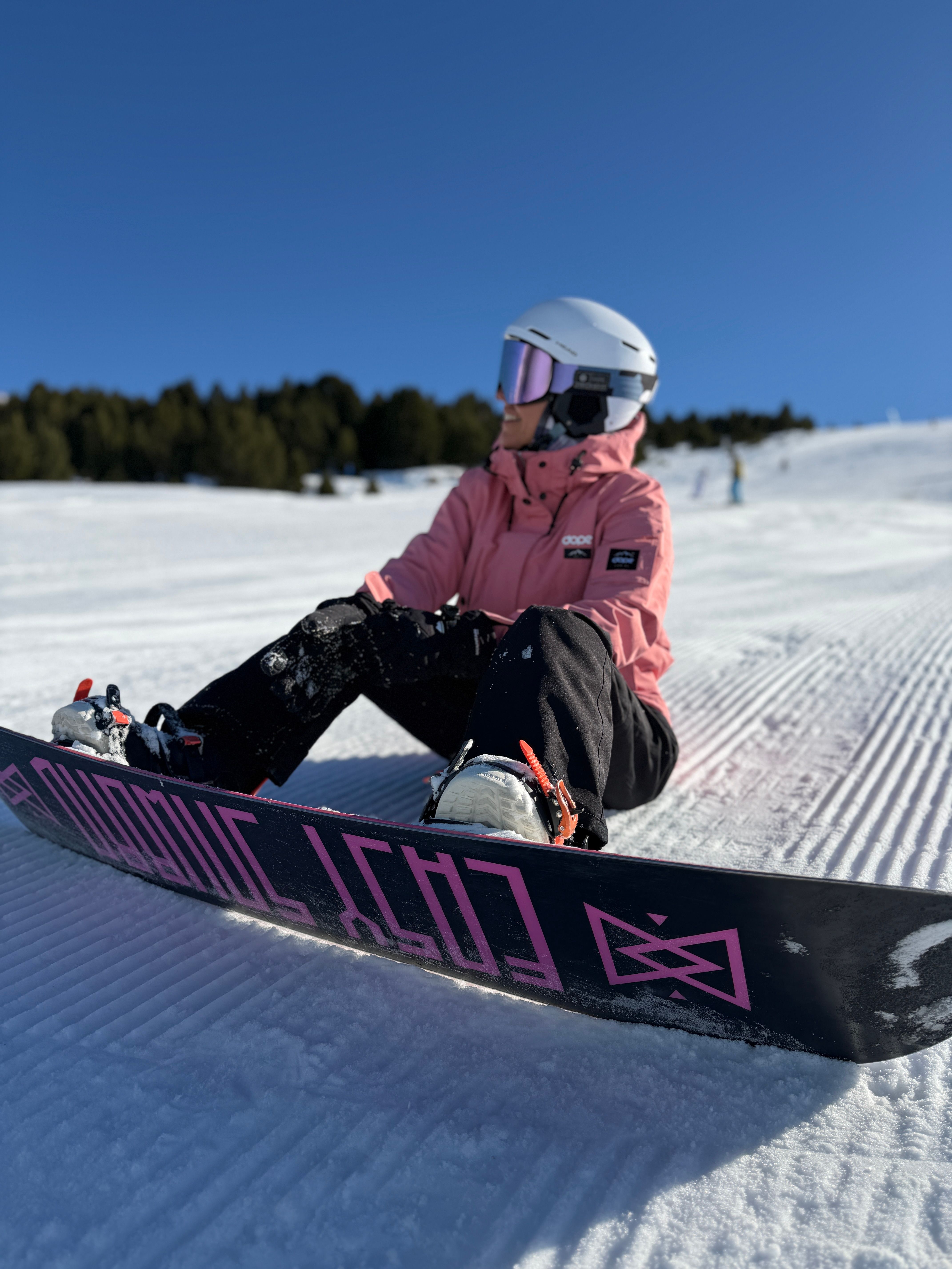 Mireia con su tabla de snowboard