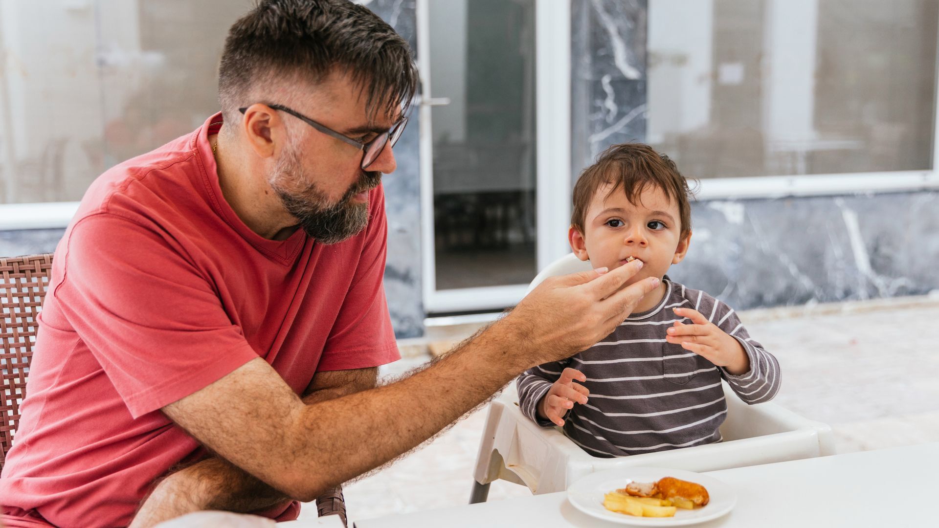 Padre a hijo en la mesa de un restaurante