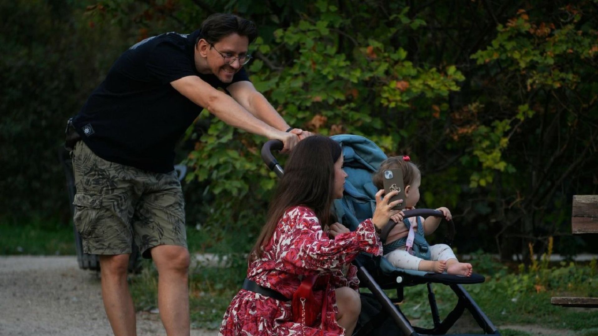 Padres de paseo con su hija Padres de paseo con su hija