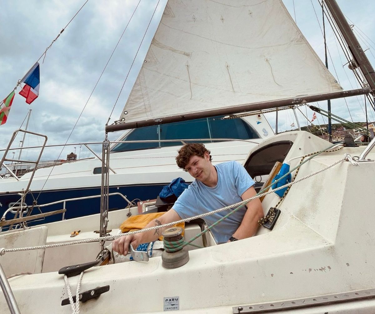 Paul Bertin, a bordo del pequeño velero que han regalado