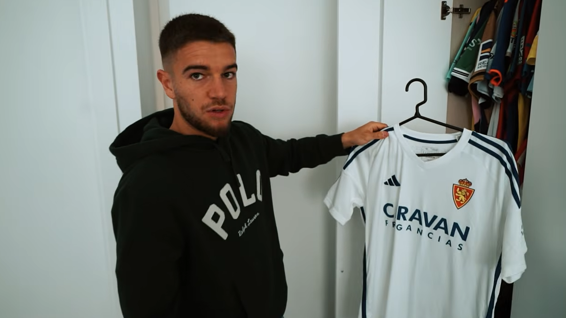 Sergio Carreira muestra su colección de camisetas Sergio Carreira muestra su colección de camisetas