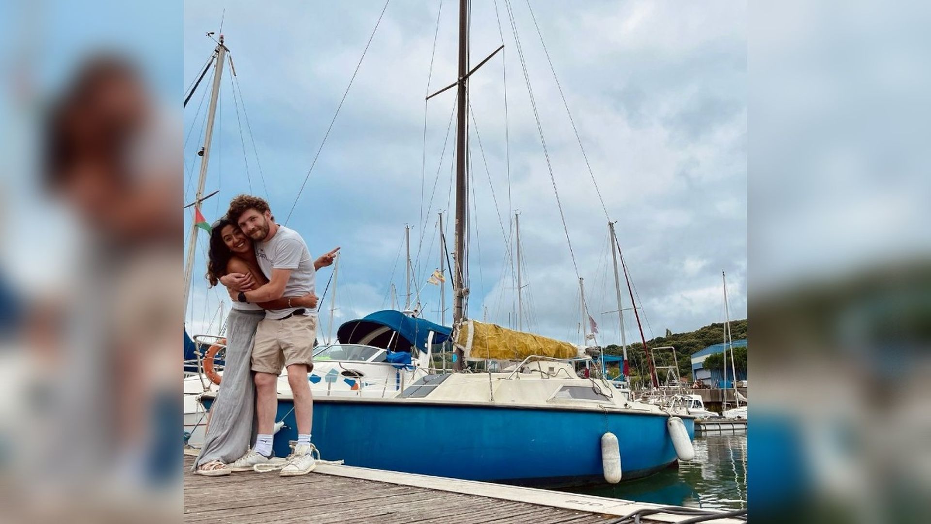Tania y Paul junto al velero que han regalado, en el puerto de Zumaia Tania y Paul junto al velero que han regalado, en el puerto de Zumaia