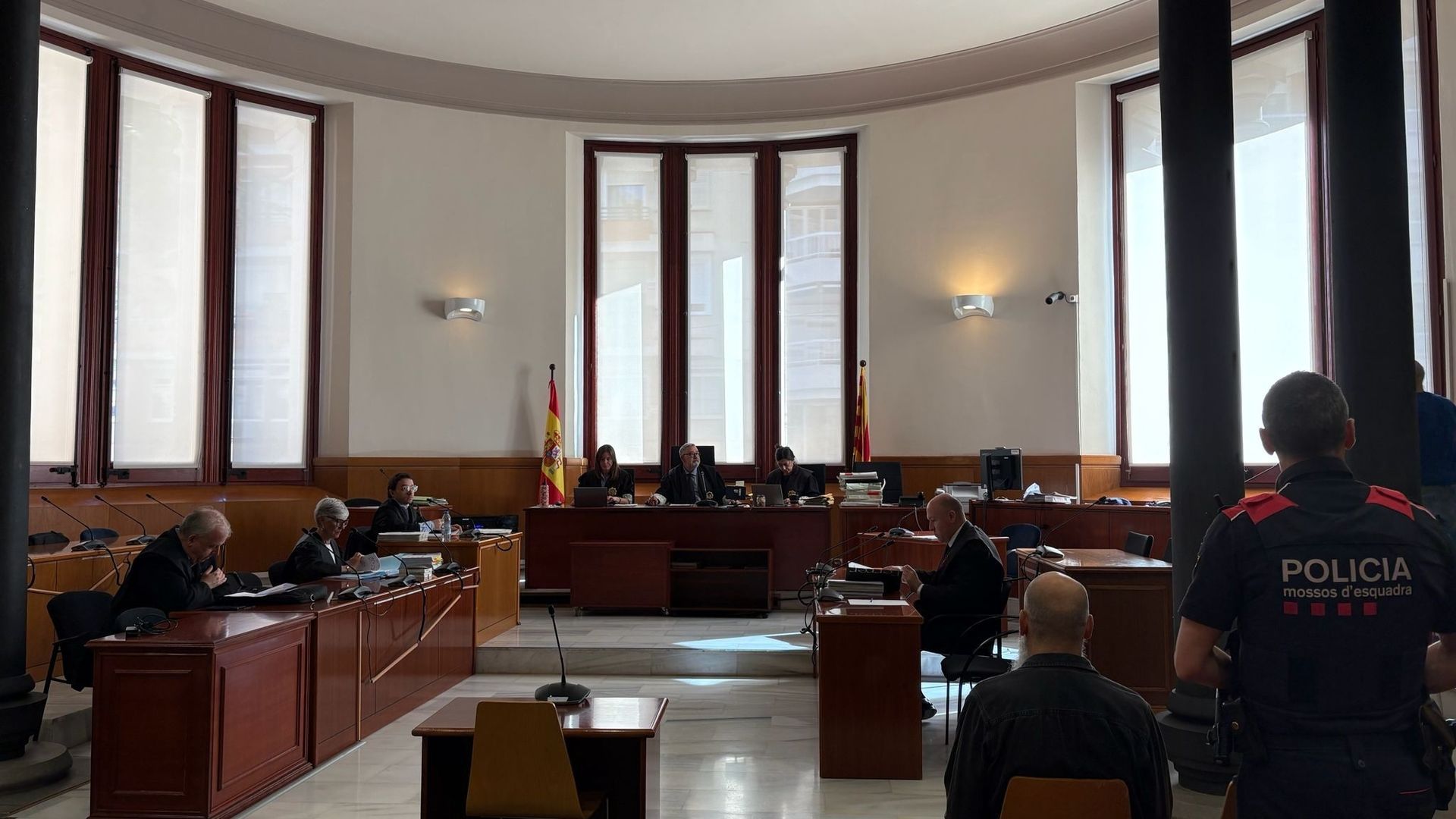 Un padre consigue dejar de pasar la pensión alimenticia a su hijo en Barcelona: el joven lo mismo que él