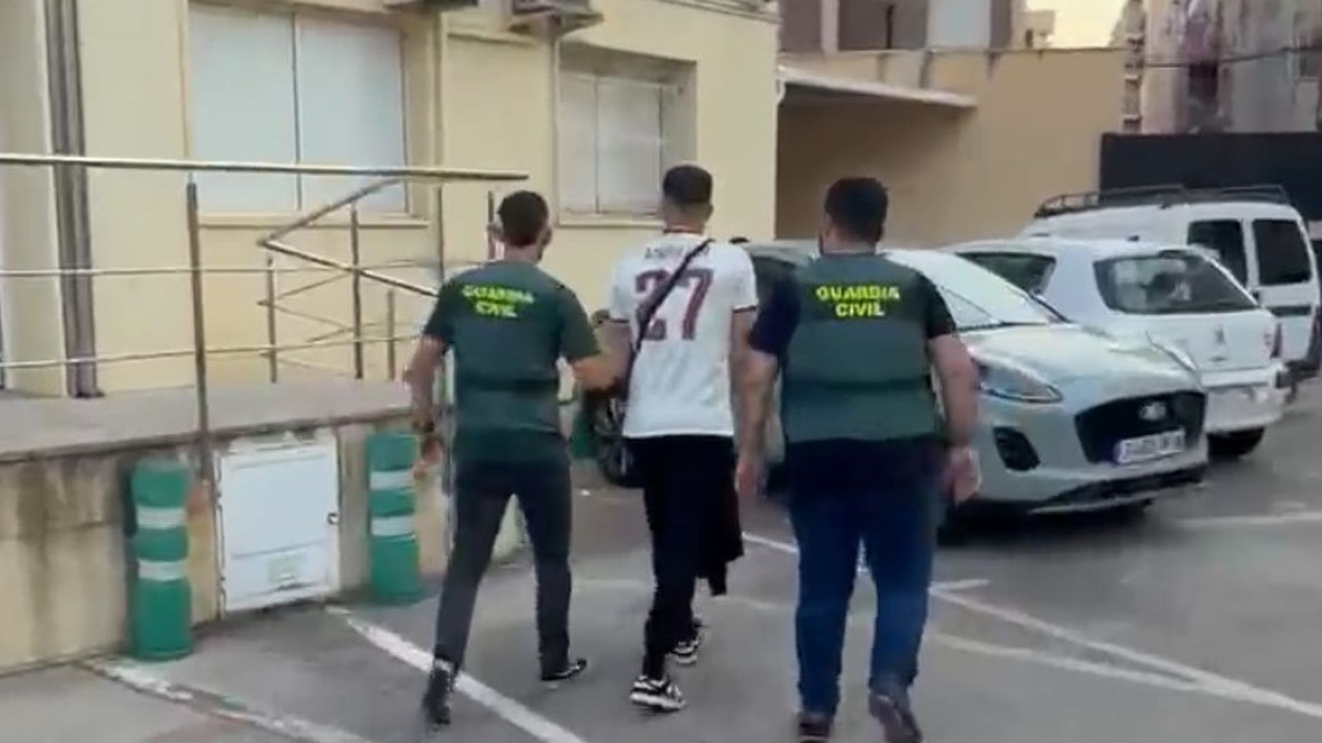 Agentes de la Guardia Civil detienen a uno de los sospechosos en la operación Maramucha Agentes de la Guardia Civil detienen a uno de los sospechosos en la operación Maramucha